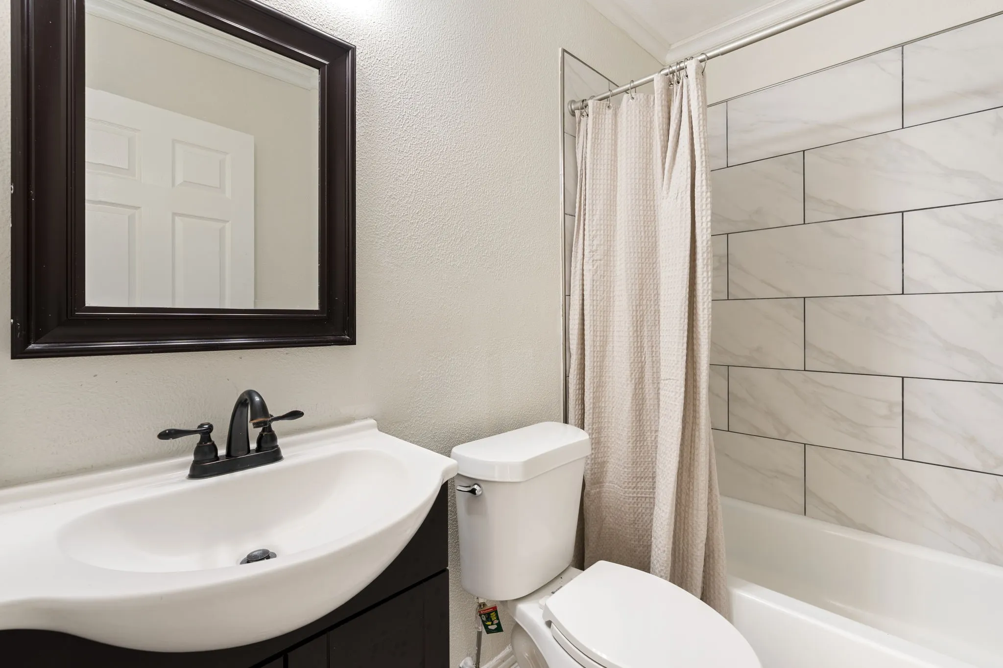 Single Family Residence For Sale in Tarrant County , 4121 Alamo Avenue, Fort Worth, Texas 76107, 3 Bedroom, 2 Bathroom, Garage spaces, 1,220 Sqft, built in 1943, mls#21322126, Real Estate Agent in Fort Worth, Homes For Sale in Tarrant county, Homes For Sale in Fort Worth, Realtor in Fort Worth Texas, Real Estate Brokerage Independent Realty Texas, Luminita Cordes Realtor