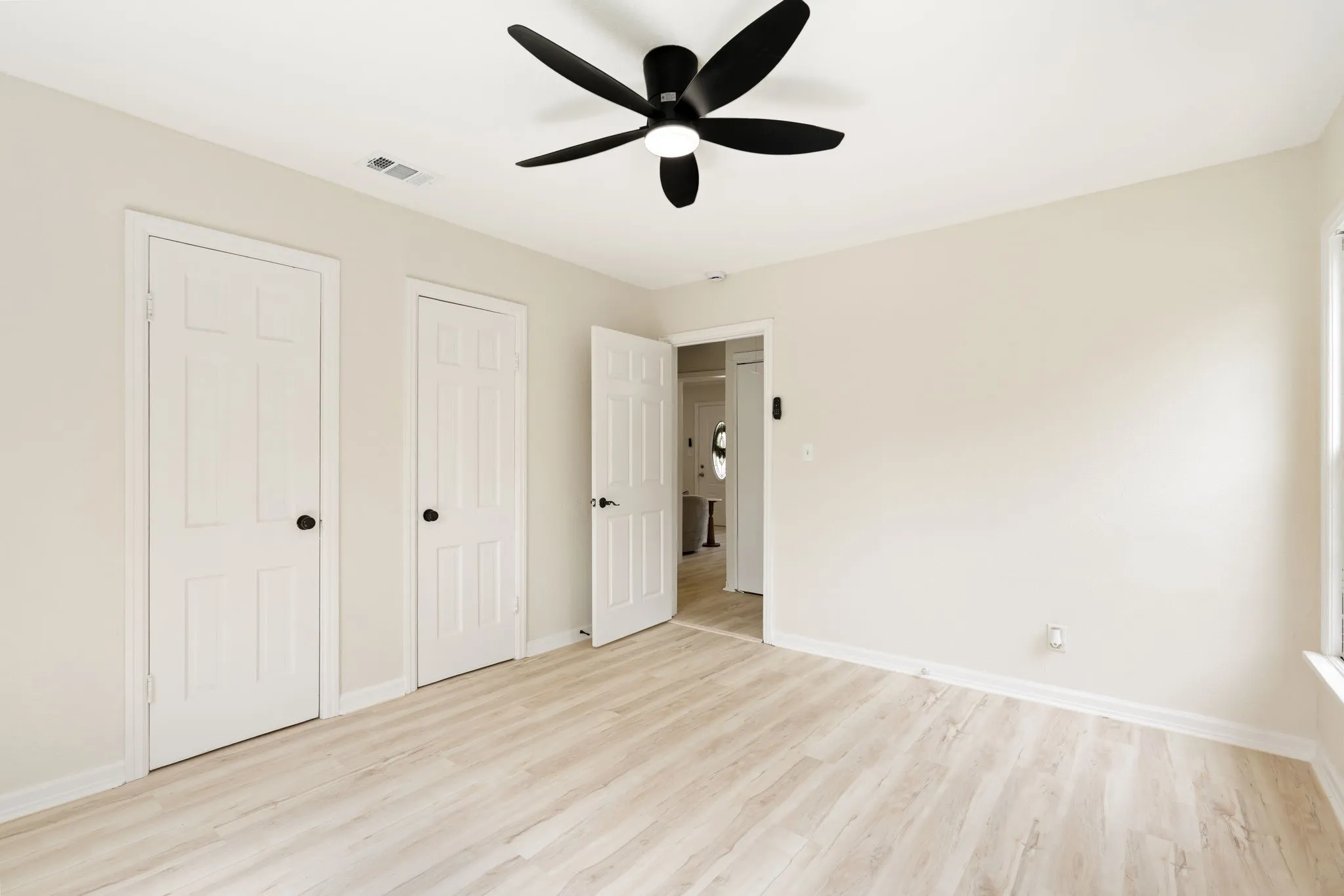 Single Family Residence For Sale in Tarrant County , 4121 Alamo Avenue, Fort Worth, Texas 76107, 3 Bedroom, 2 Bathroom, Garage spaces, 1,220 Sqft, built in 1943, mls#21322126, Real Estate Agent in Fort Worth, Homes For Sale in Tarrant county, Homes For Sale in Fort Worth, Realtor in Fort Worth Texas, Real Estate Brokerage Independent Realty Texas, Luminita Cordes Realtor