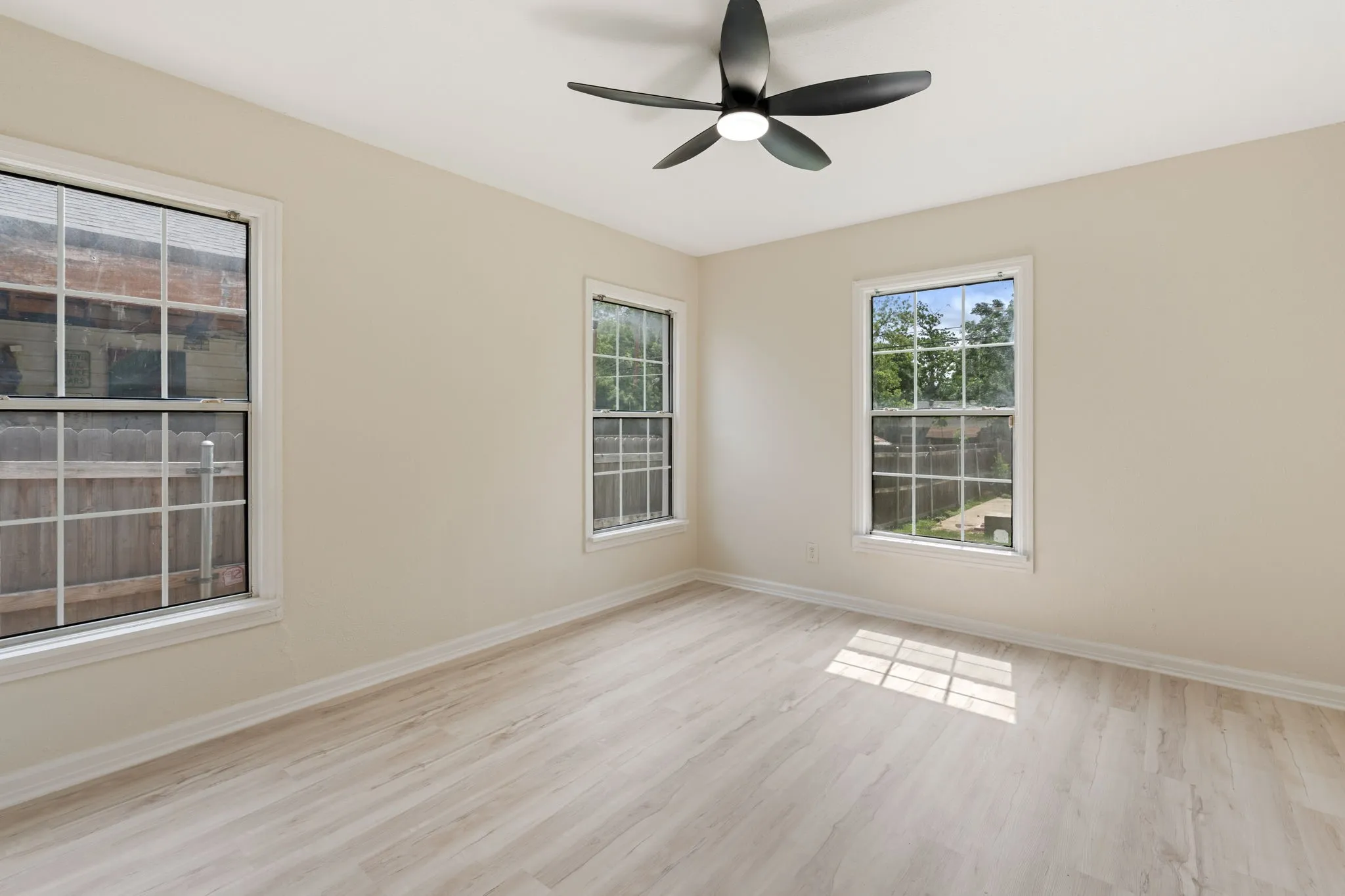 Single Family Residence For Sale in Tarrant County , 4121 Alamo Avenue, Fort Worth, Texas 76107, 3 Bedroom, 2 Bathroom, Garage spaces, 1,220 Sqft, built in 1943, mls#21322126, Real Estate Agent in Fort Worth, Homes For Sale in Tarrant county, Homes For Sale in Fort Worth, Realtor in Fort Worth Texas, Real Estate Brokerage Independent Realty Texas, Luminita Cordes Realtor