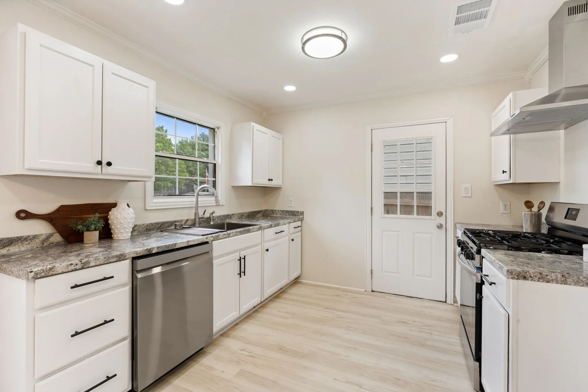 Single Family Residence For Sale in Tarrant County , 4121 Alamo Avenue, Fort Worth, Texas 76107, 3 Bedroom, 2 Bathroom, Garage spaces, 1,220 Sqft, built in 1943, mls#21322126, Real Estate Agent in Fort Worth, Homes For Sale in Tarrant county, Homes For Sale in Fort Worth, Realtor in Fort Worth Texas, Real Estate Brokerage Independent Realty Texas, Luminita Cordes Realtor