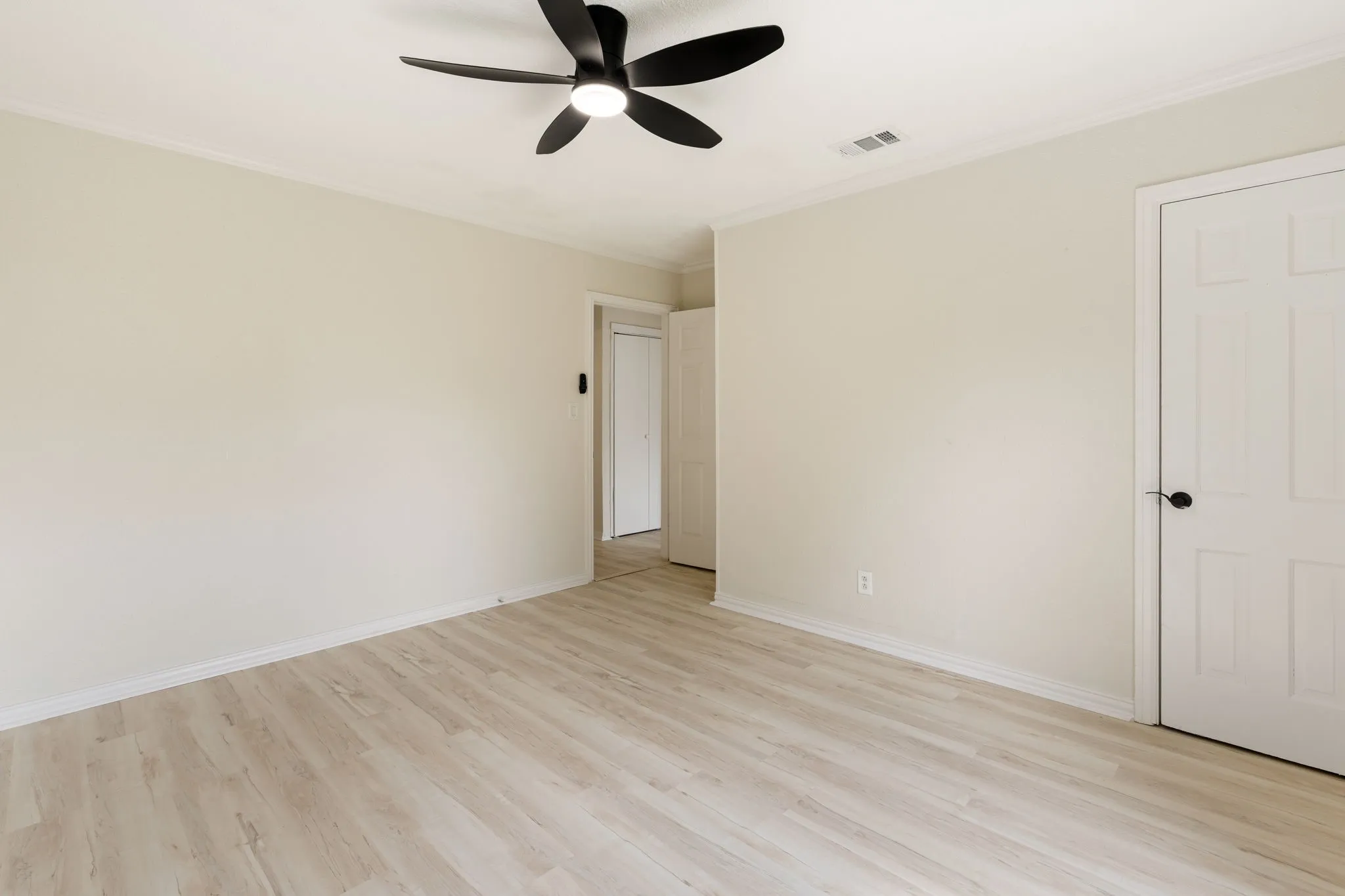 Single Family Residence For Sale in Tarrant County , 4121 Alamo Avenue, Fort Worth, Texas 76107, 3 Bedroom, 2 Bathroom, Garage spaces, 1,220 Sqft, built in 1943, mls#21322126, Real Estate Agent in Fort Worth, Homes For Sale in Tarrant county, Homes For Sale in Fort Worth, Realtor in Fort Worth Texas, Real Estate Brokerage Independent Realty Texas, Luminita Cordes Realtor