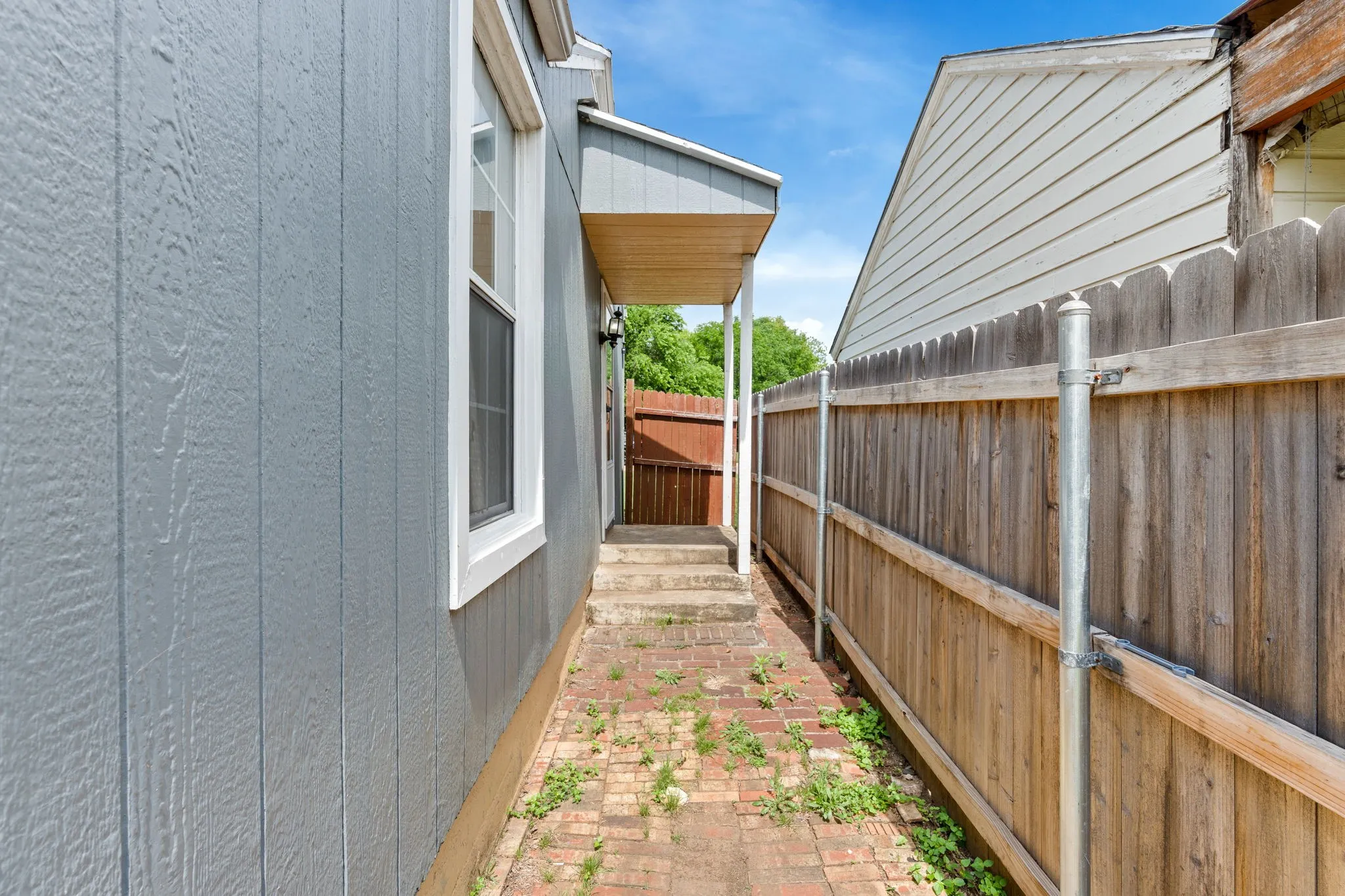 Single Family Residence For Sale in Tarrant County , 4121 Alamo Avenue, Fort Worth, Texas 76107, 3 Bedroom, 2 Bathroom, Garage spaces, 1,220 Sqft, built in 1943, mls#21322126, Real Estate Agent in Fort Worth, Homes For Sale in Tarrant county, Homes For Sale in Fort Worth, Realtor in Fort Worth Texas, Real Estate Brokerage Independent Realty Texas, Luminita Cordes Realtor