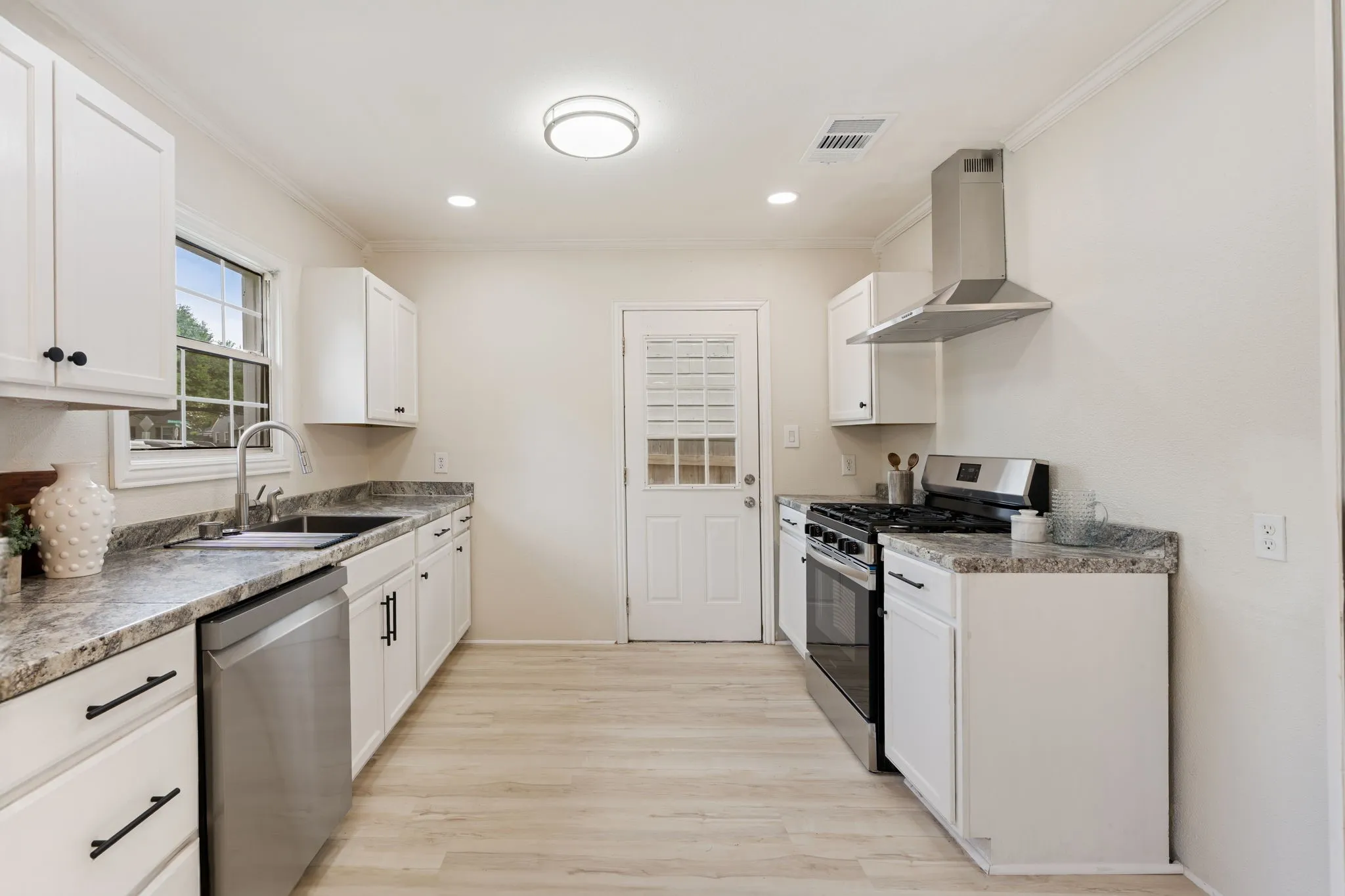 Single Family Residence For Sale in Tarrant County , 4121 Alamo Avenue, Fort Worth, Texas 76107, 3 Bedroom, 2 Bathroom, Garage spaces, 1,220 Sqft, built in 1943, mls#21322126, Real Estate Agent in Fort Worth, Homes For Sale in Tarrant county, Homes For Sale in Fort Worth, Realtor in Fort Worth Texas, Real Estate Brokerage Independent Realty Texas, Luminita Cordes Realtor