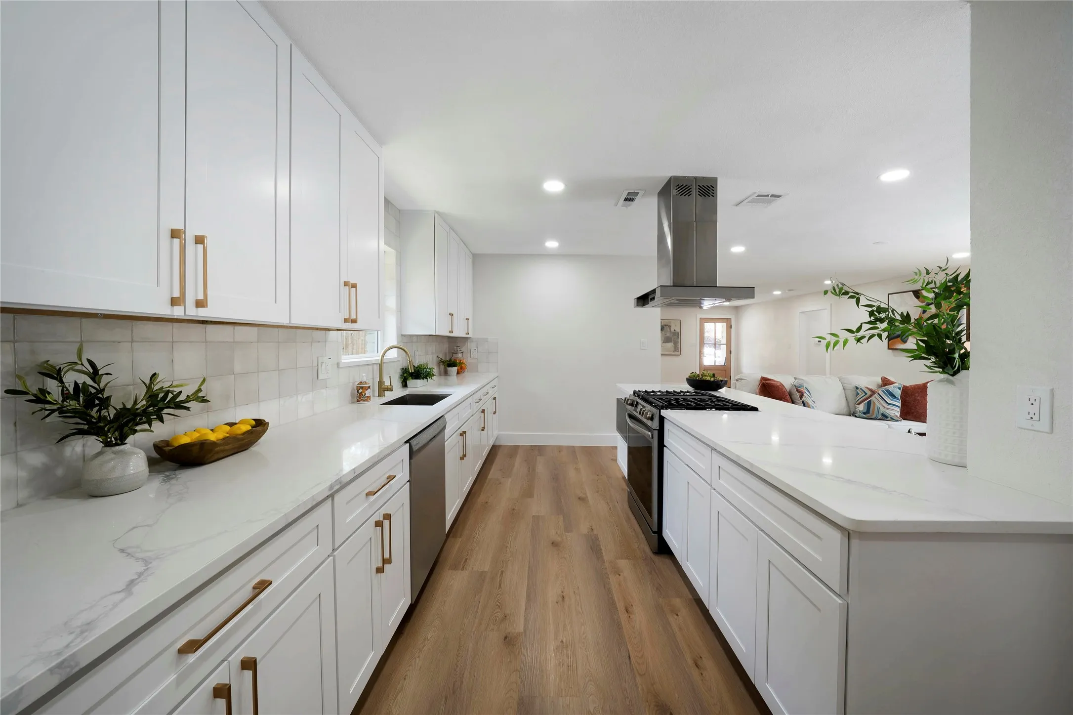 Single Family Residence For Rent in Dallas County , 10416 Church Road, Dallas, Texas 75238, 3 Bedroom, 2 Bathroom, 2 Garage spaces, 1,833 Sqft, built in 1965, mls#21318479, Real Estate Agent in Dallas, Homes For Rent in Dallas county, Homes For Rent in Dallas, Realtor in Dallas Texas, Real Estate Brokerage Independent Realty Texas, Luminita Cordes Realtor