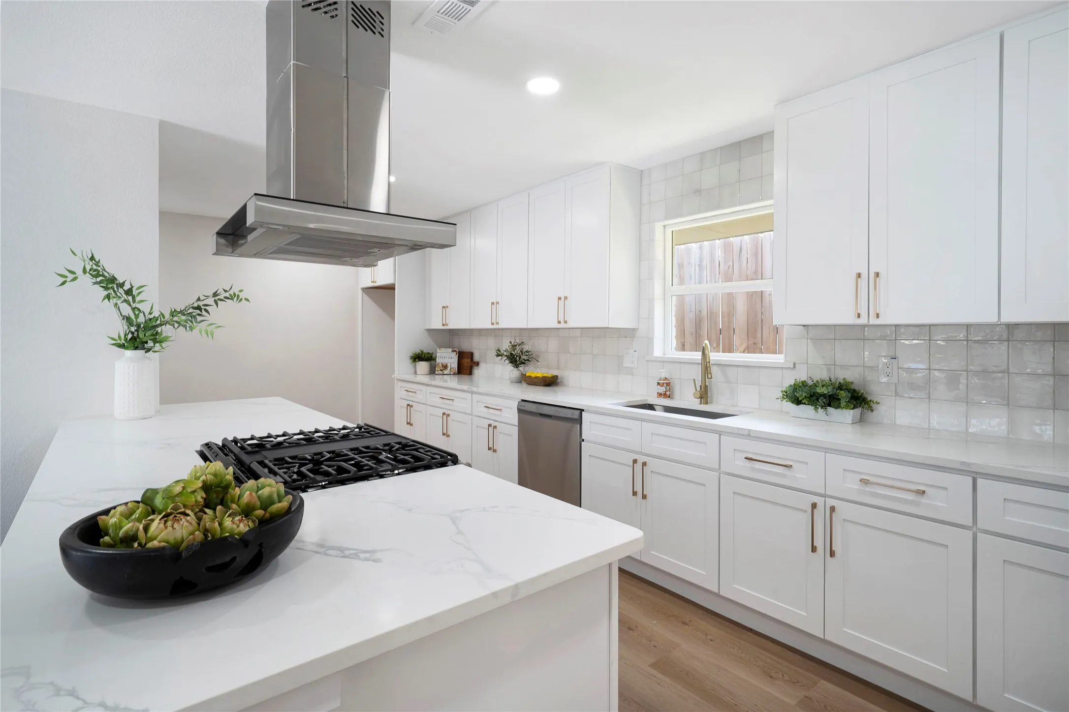 Single Family Residence For Rent in Dallas County , 10416 Church Road, Dallas, Texas 75238, 3 Bedroom, 2 Bathroom, 2 Garage spaces, 1,833 Sqft, built in 1965, mls#21318479, Real Estate Agent in Dallas, Homes For Rent in Dallas county, Homes For Rent in Dallas, Realtor in Dallas Texas, Real Estate Brokerage Independent Realty Texas, Luminita Cordes Realtor
