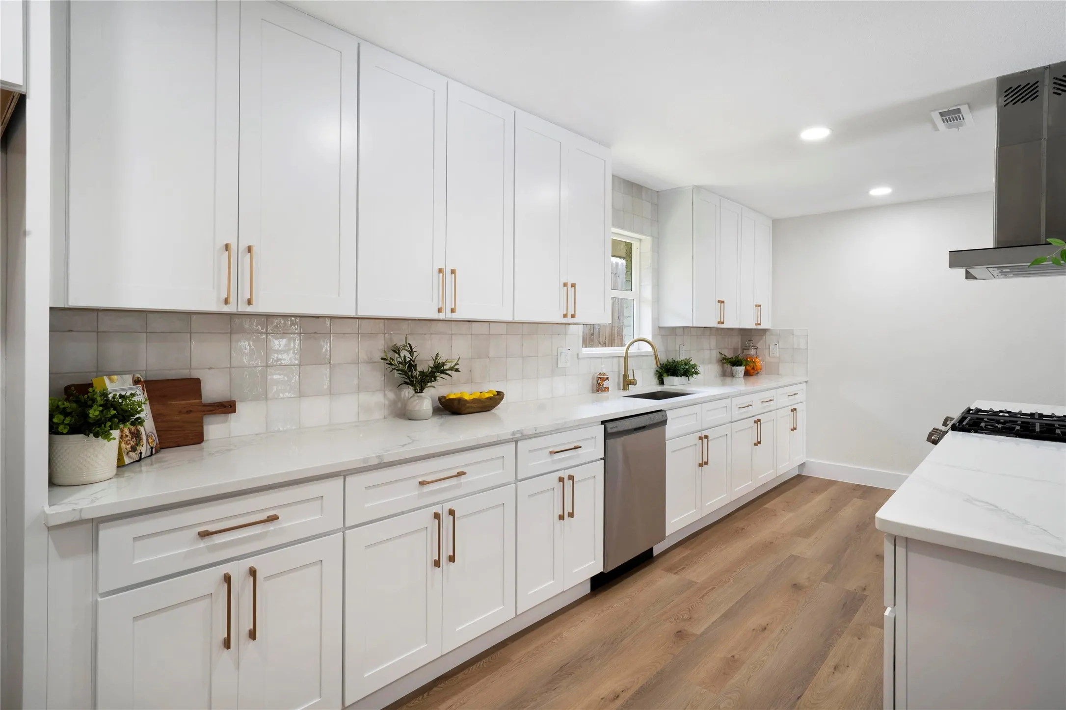 Single Family Residence For Rent in Dallas County , 10416 Church Road, Dallas, Texas 75238, 3 Bedroom, 2 Bathroom, 2 Garage spaces, 1,833 Sqft, built in 1965, mls#21318479, Real Estate Agent in Dallas, Homes For Rent in Dallas county, Homes For Rent in Dallas, Realtor in Dallas Texas, Real Estate Brokerage Independent Realty Texas, Luminita Cordes Realtor