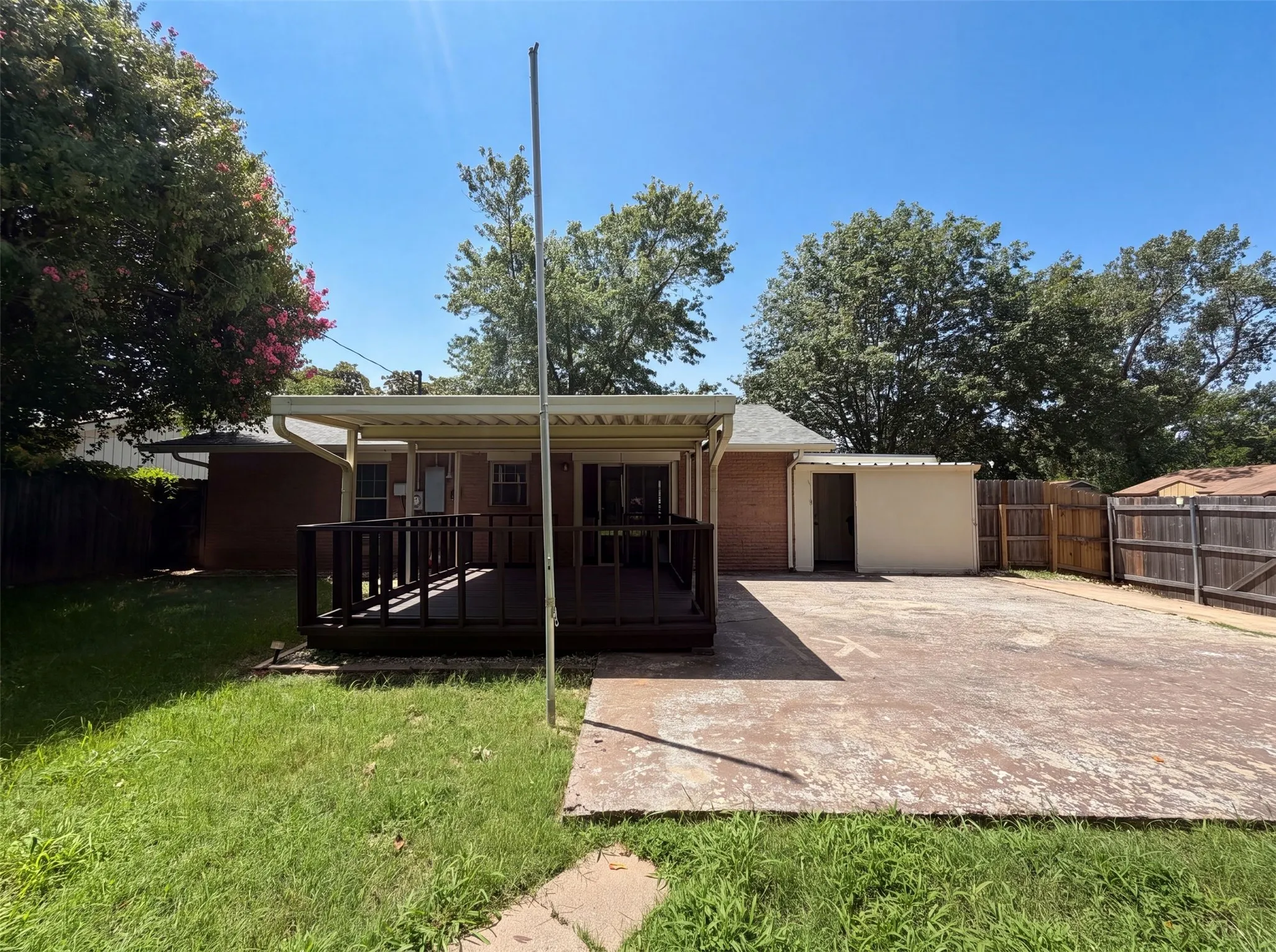 Single Family Residence For Sale in Grayson County , 2549 Steven Drive, Denison, Texas 75020, 3 Bedroom, 1 Bathroom, Garage spaces, 975 Sqft, built in 1962, mls#21322140, Real Estate Agent in Denison, Homes For Sale in Grayson county, Homes For Sale in Denison, Realtor in Denison Texas, Real Estate Brokerage Independent Realty Texas, Luminita Cordes Realtor