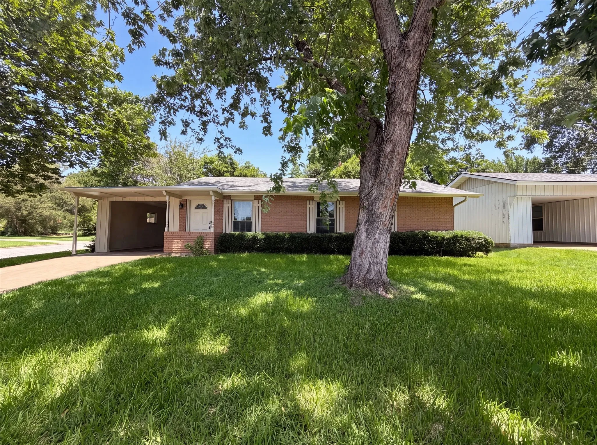 Single Family Residence For Sale in Grayson County , 2549 Steven Drive, Denison, Texas 75020, 3 Bedroom, 1 Bathroom, Garage spaces, 975 Sqft, built in 1962, mls#21322140, Real Estate Agent in Denison, Homes For Sale in Grayson county, Homes For Sale in Denison, Realtor in Denison Texas, Real Estate Brokerage Independent Realty Texas, Luminita Cordes Realtor