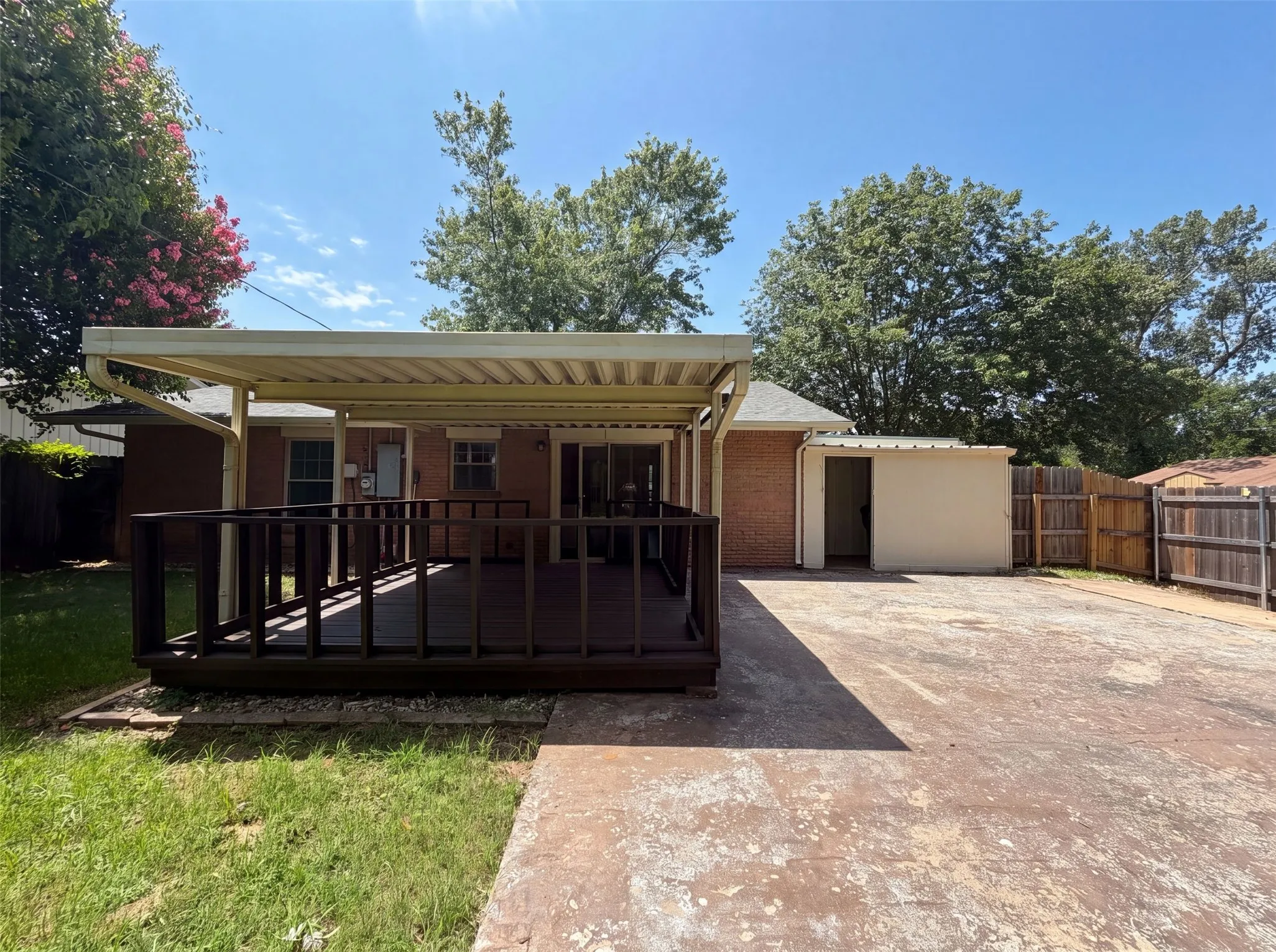 Single Family Residence For Sale in Grayson County , 2549 Steven Drive, Denison, Texas 75020, 3 Bedroom, 1 Bathroom, Garage spaces, 975 Sqft, built in 1962, mls#21322140, Real Estate Agent in Denison, Homes For Sale in Grayson county, Homes For Sale in Denison, Realtor in Denison Texas, Real Estate Brokerage Independent Realty Texas, Luminita Cordes Realtor
