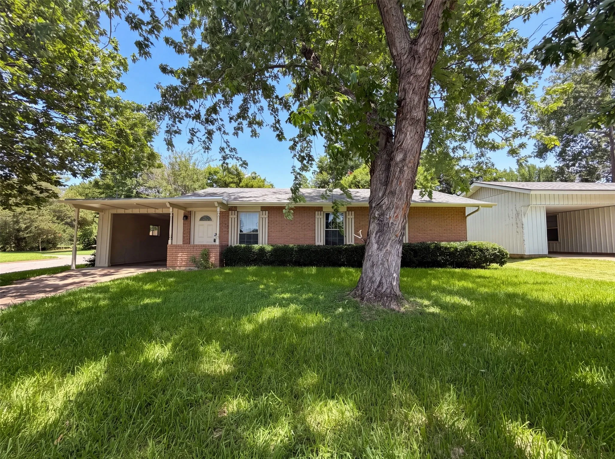 Single Family Residence For Sale in Grayson County , 2549 Steven Drive, Denison, Texas 75020, 3 Bedroom, 1 Bathroom, Garage spaces, 975 Sqft, built in 1962, mls#21322140, Real Estate Agent in Denison, Homes For Sale in Grayson county, Homes For Sale in Denison, Realtor in Denison Texas, Real Estate Brokerage Independent Realty Texas, Luminita Cordes Realtor