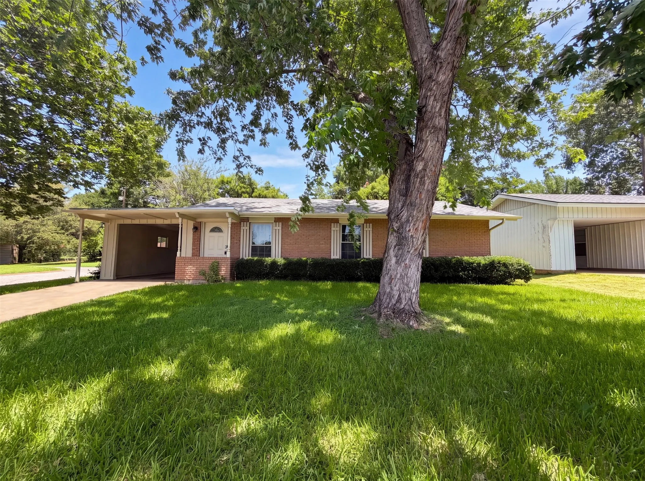 Single Family Residence For Sale in Grayson County , 2549 Steven Drive, Denison, Texas 75020, 3 Bedroom, 1 Bathroom, Garage spaces, 975 Sqft, built in 1962, mls#21322140, Real Estate Agent in Denison, Homes For Sale in Grayson county, Homes For Sale in Denison, Realtor in Denison Texas, Real Estate Brokerage Independent Realty Texas, Luminita Cordes Realtor