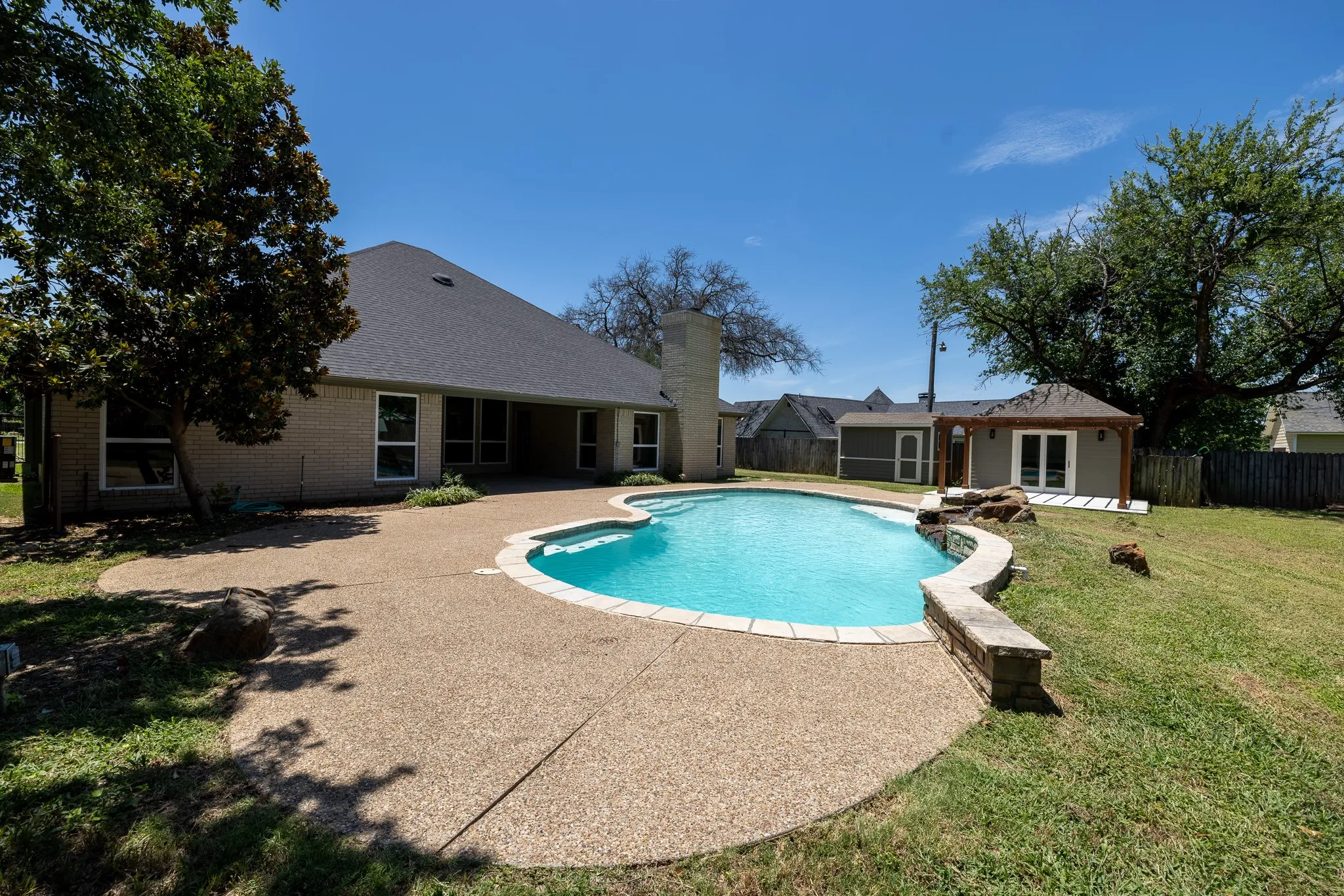 Single Family Residence For Sale in Hood County , 612 Aqua Vista Drive, Granbury, Texas 76049, 4 Bedroom, 2 Bathroom, 3 Garage spaces, 2,602 Sqft, built in 1984, mls#21322099, Real Estate Agent in Granbury, Homes For Sale in Hood county, Homes For Sale in Granbury, Realtor in Granbury Texas, Real Estate Brokerage Independent Realty Texas, Luminita Cordes Realtor