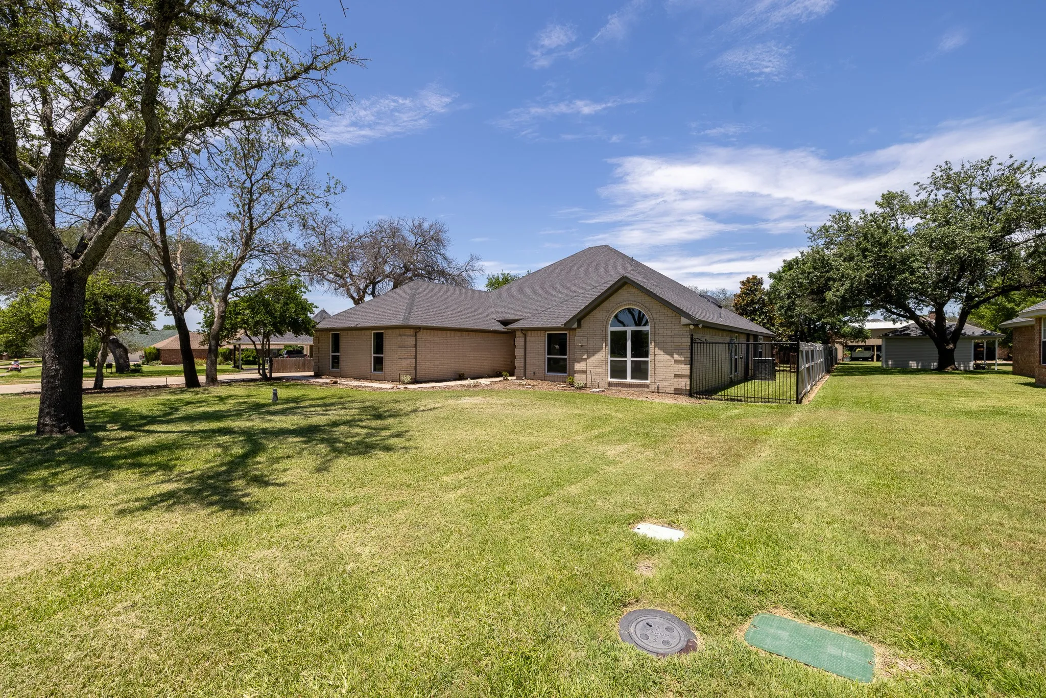 Single Family Residence For Sale in Hood County , 612 Aqua Vista Drive, Granbury, Texas 76049, 4 Bedroom, 2 Bathroom, 3 Garage spaces, 2,602 Sqft, built in 1984, mls#21322099, Real Estate Agent in Granbury, Homes For Sale in Hood county, Homes For Sale in Granbury, Realtor in Granbury Texas, Real Estate Brokerage Independent Realty Texas, Luminita Cordes Realtor