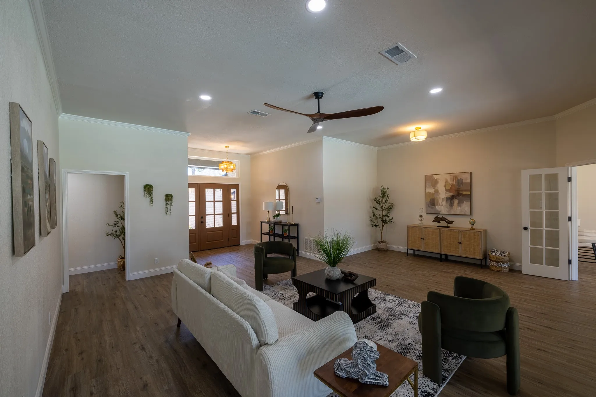 Single Family Residence For Sale in Hood County , 612 Aqua Vista Drive, Granbury, Texas 76049, 4 Bedroom, 2 Bathroom, 3 Garage spaces, 2,602 Sqft, built in 1984, mls#21322099, Real Estate Agent in Granbury, Homes For Sale in Hood county, Homes For Sale in Granbury, Realtor in Granbury Texas, Real Estate Brokerage Independent Realty Texas, Luminita Cordes Realtor