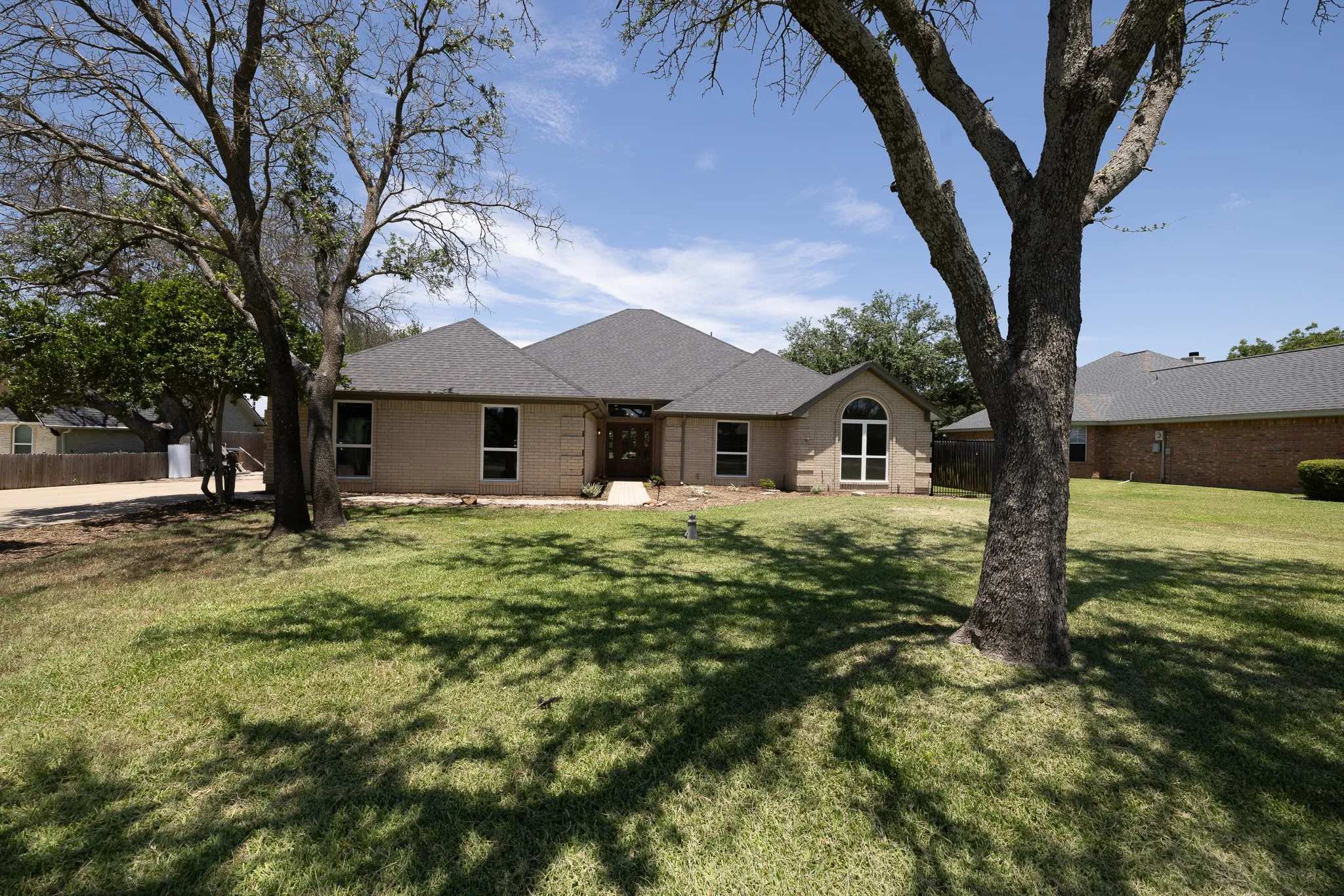 Single Family Residence For Sale in Hood County , 612 Aqua Vista Drive, Granbury, Texas 76049, 4 Bedroom, 2 Bathroom, 3 Garage spaces, 2,602 Sqft, built in 1984, mls#21322099, Real Estate Agent in Granbury, Homes For Sale in Hood county, Homes For Sale in Granbury, Realtor in Granbury Texas, Real Estate Brokerage Independent Realty Texas, Luminita Cordes Realtor