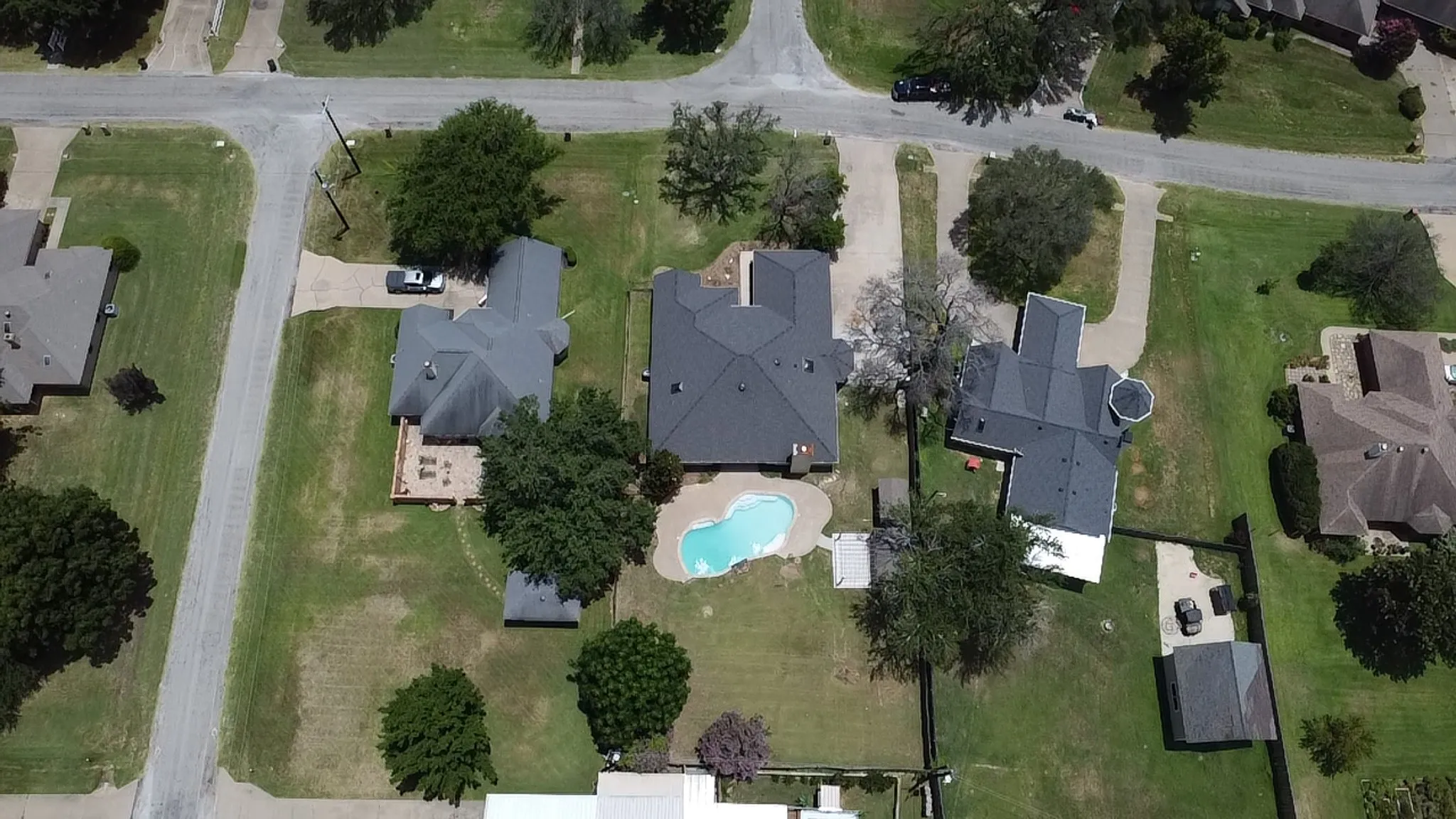 Single Family Residence For Sale in Hood County , 612 Aqua Vista Drive, Granbury, Texas 76049, 4 Bedroom, 2 Bathroom, 3 Garage spaces, 2,602 Sqft, built in 1984, mls#21322099, Real Estate Agent in Granbury, Homes For Sale in Hood county, Homes For Sale in Granbury, Realtor in Granbury Texas, Real Estate Brokerage Independent Realty Texas, Luminita Cordes Realtor