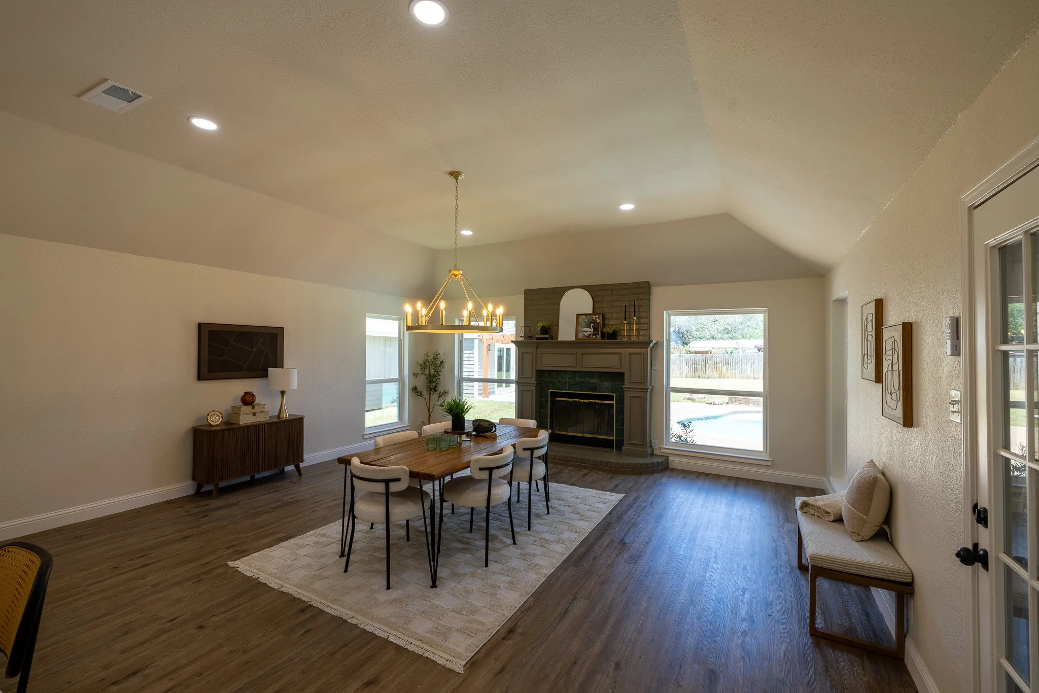 Single Family Residence For Sale in Hood County , 612 Aqua Vista Drive, Granbury, Texas 76049, 4 Bedroom, 2 Bathroom, 3 Garage spaces, 2,602 Sqft, built in 1984, mls#21322099, Real Estate Agent in Granbury, Homes For Sale in Hood county, Homes For Sale in Granbury, Realtor in Granbury Texas, Real Estate Brokerage Independent Realty Texas, Luminita Cordes Realtor