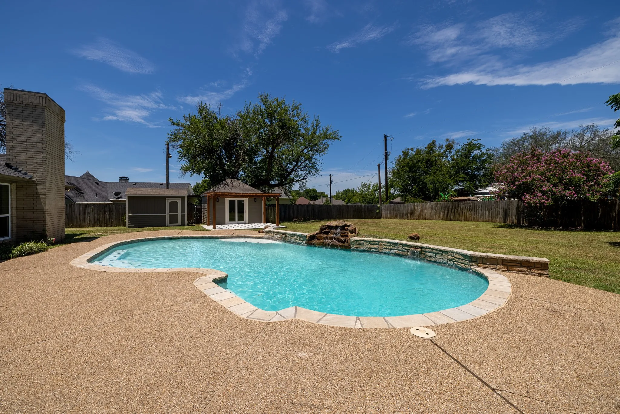 Single Family Residence For Sale in Hood County , 612 Aqua Vista Drive, Granbury, Texas 76049, 4 Bedroom, 2 Bathroom, 3 Garage spaces, 2,602 Sqft, built in 1984, mls#21322099, Real Estate Agent in Granbury, Homes For Sale in Hood county, Homes For Sale in Granbury, Realtor in Granbury Texas, Real Estate Brokerage Independent Realty Texas, Luminita Cordes Realtor