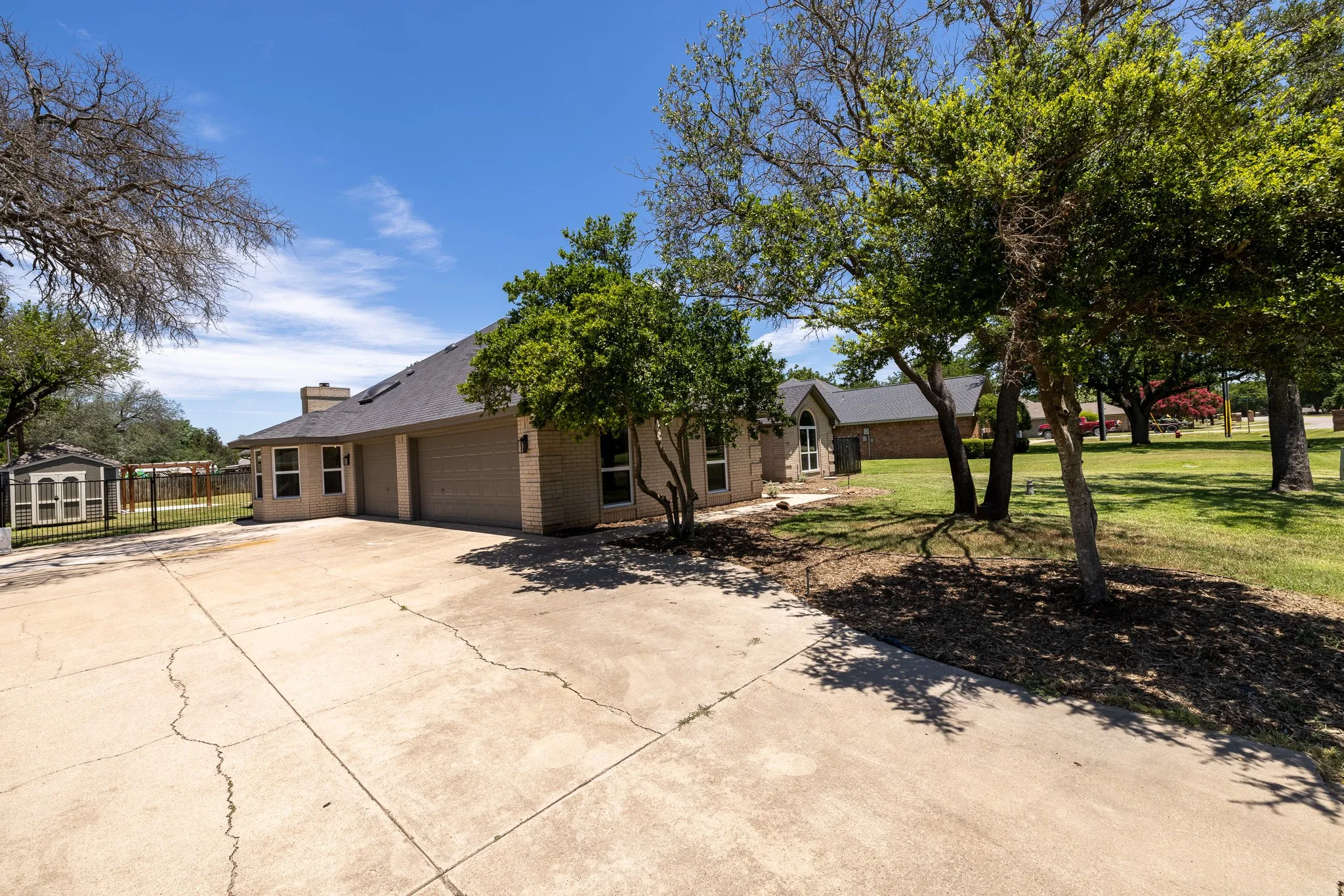 Single Family Residence For Sale in Hood County , 612 Aqua Vista Drive, Granbury, Texas 76049, 4 Bedroom, 2 Bathroom, 3 Garage spaces, 2,602 Sqft, built in 1984, mls#21322099, Real Estate Agent in Granbury, Homes For Sale in Hood county, Homes For Sale in Granbury, Realtor in Granbury Texas, Real Estate Brokerage Independent Realty Texas, Luminita Cordes Realtor