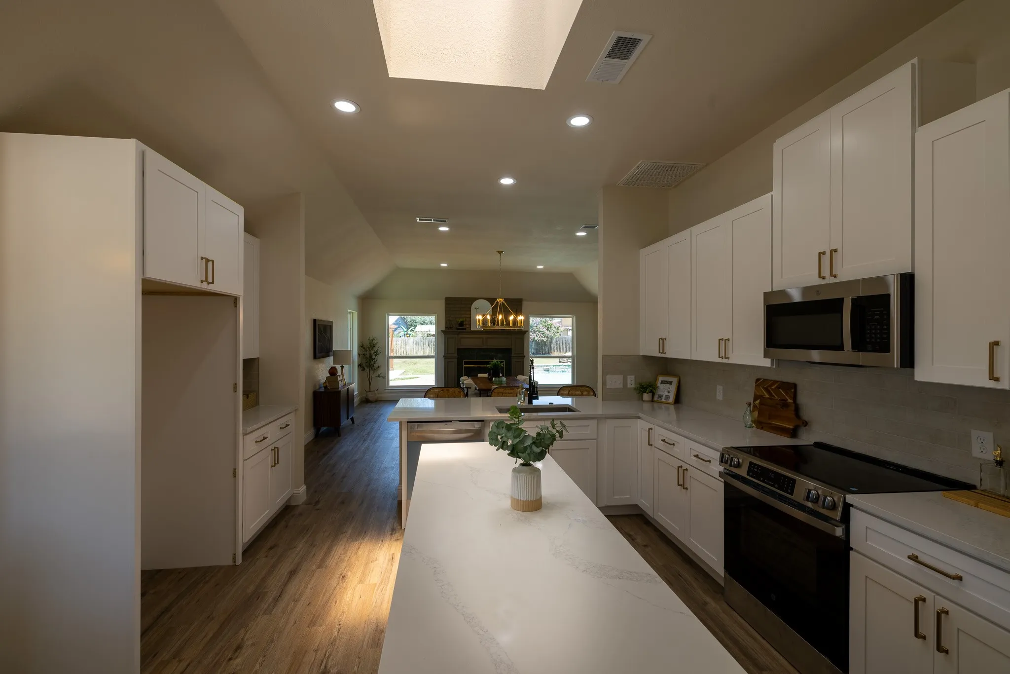 Single Family Residence For Sale in Hood County , 612 Aqua Vista Drive, Granbury, Texas 76049, 4 Bedroom, 2 Bathroom, 3 Garage spaces, 2,602 Sqft, built in 1984, mls#21322099, Real Estate Agent in Granbury, Homes For Sale in Hood county, Homes For Sale in Granbury, Realtor in Granbury Texas, Real Estate Brokerage Independent Realty Texas, Luminita Cordes Realtor