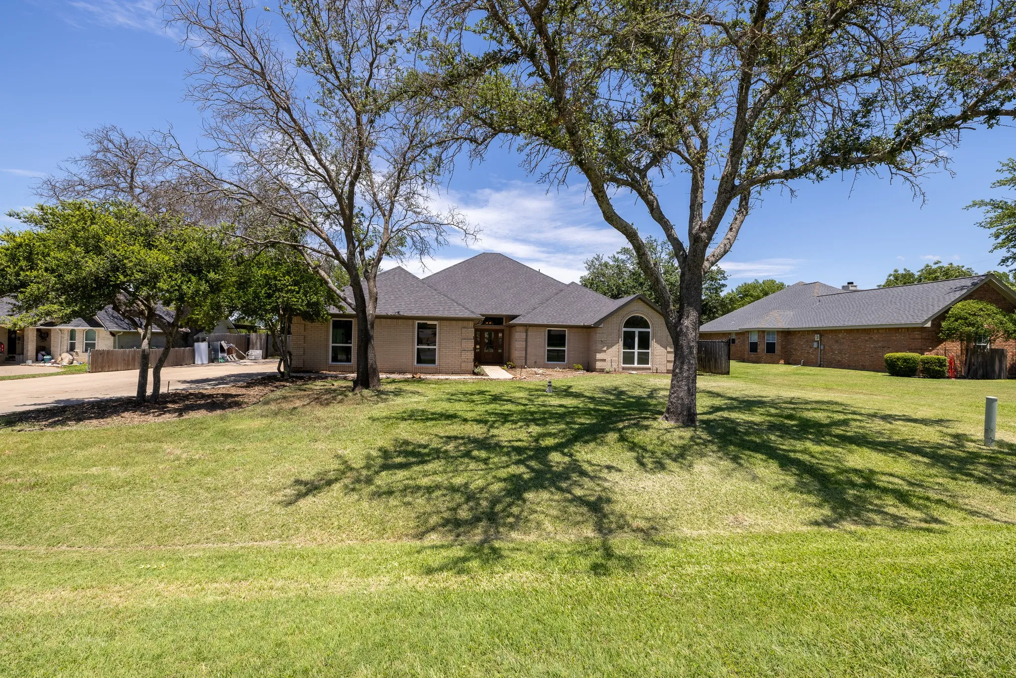 Single Family Residence For Sale in Hood County , 612 Aqua Vista Drive, Granbury, Texas 76049, 4 Bedroom, 2 Bathroom, 3 Garage spaces, 2,602 Sqft, built in 1984, mls#21322099, Real Estate Agent in Granbury, Homes For Sale in Hood county, Homes For Sale in Granbury, Realtor in Granbury Texas, Real Estate Brokerage Independent Realty Texas, Luminita Cordes Realtor