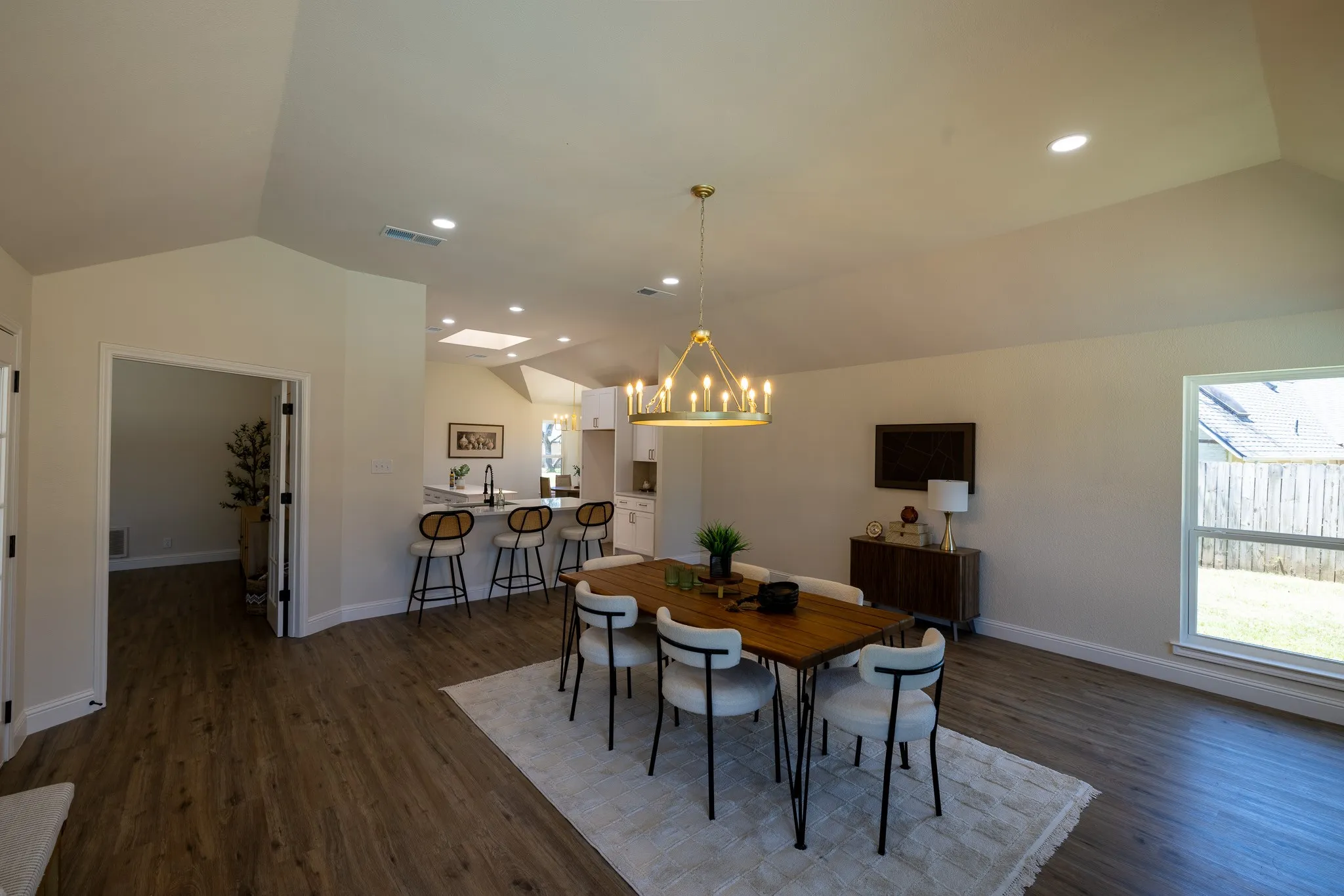 Single Family Residence For Sale in Hood County , 612 Aqua Vista Drive, Granbury, Texas 76049, 4 Bedroom, 2 Bathroom, 3 Garage spaces, 2,602 Sqft, built in 1984, mls#21322099, Real Estate Agent in Granbury, Homes For Sale in Hood county, Homes For Sale in Granbury, Realtor in Granbury Texas, Real Estate Brokerage Independent Realty Texas, Luminita Cordes Realtor