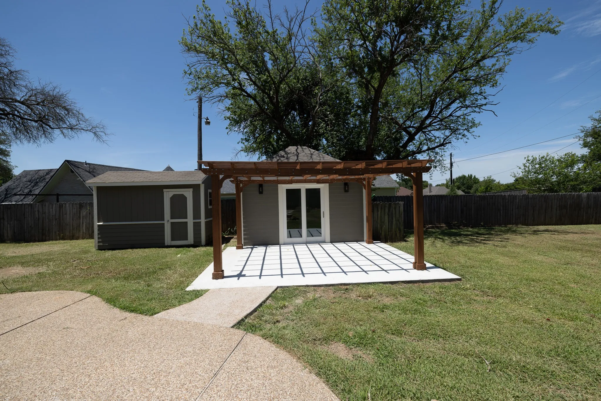 Single Family Residence For Sale in Hood County , 612 Aqua Vista Drive, Granbury, Texas 76049, 4 Bedroom, 2 Bathroom, 3 Garage spaces, 2,602 Sqft, built in 1984, mls#21322099, Real Estate Agent in Granbury, Homes For Sale in Hood county, Homes For Sale in Granbury, Realtor in Granbury Texas, Real Estate Brokerage Independent Realty Texas, Luminita Cordes Realtor