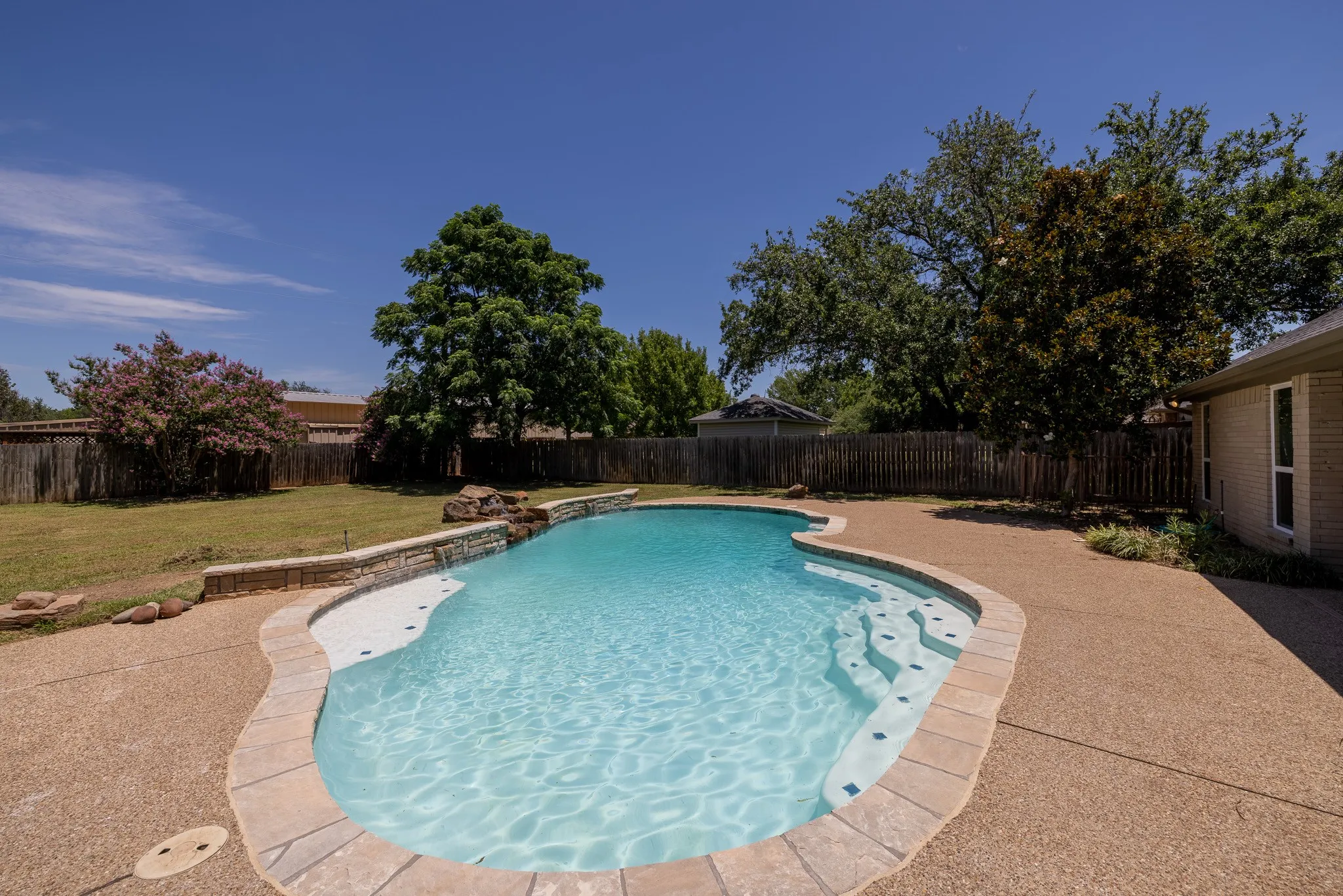 Single Family Residence For Sale in Hood County , 612 Aqua Vista Drive, Granbury, Texas 76049, 4 Bedroom, 2 Bathroom, 3 Garage spaces, 2,602 Sqft, built in 1984, mls#21322099, Real Estate Agent in Granbury, Homes For Sale in Hood county, Homes For Sale in Granbury, Realtor in Granbury Texas, Real Estate Brokerage Independent Realty Texas, Luminita Cordes Realtor