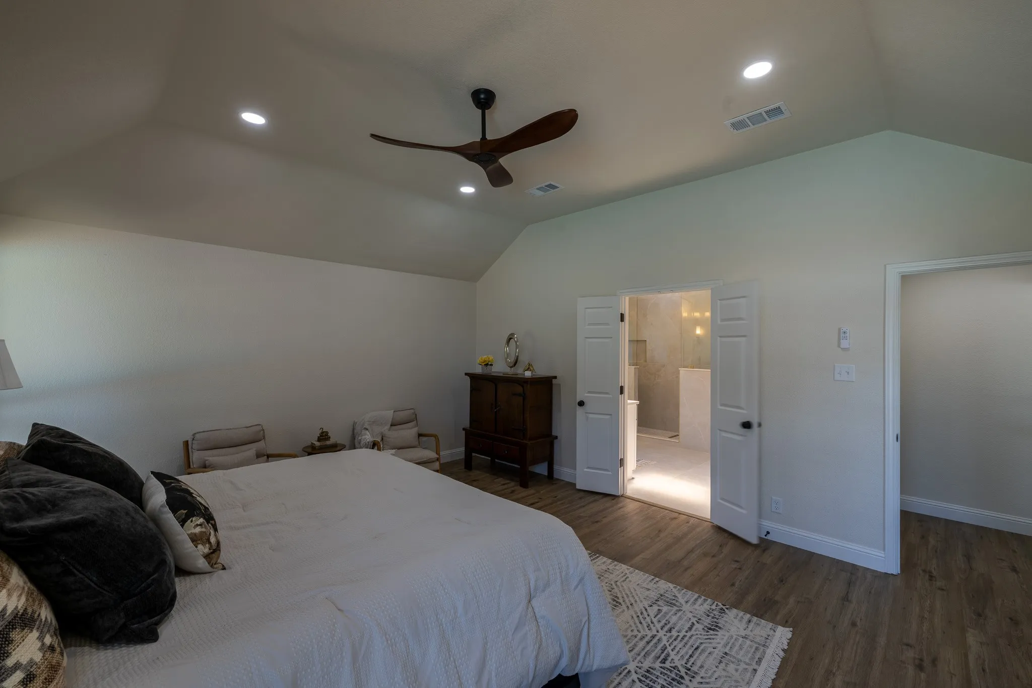 Single Family Residence For Sale in Hood County , 612 Aqua Vista Drive, Granbury, Texas 76049, 4 Bedroom, 2 Bathroom, 3 Garage spaces, 2,602 Sqft, built in 1984, mls#21322099, Real Estate Agent in Granbury, Homes For Sale in Hood county, Homes For Sale in Granbury, Realtor in Granbury Texas, Real Estate Brokerage Independent Realty Texas, Luminita Cordes Realtor