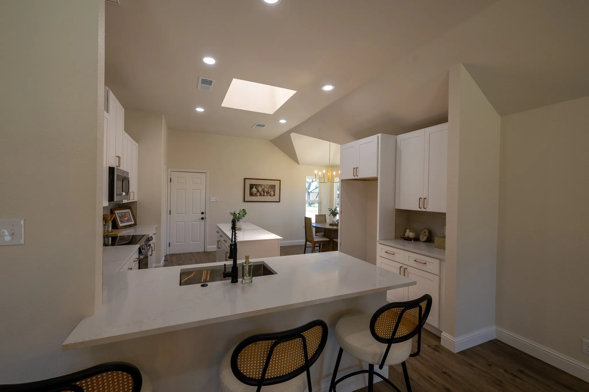 Single Family Residence For Sale in Hood County , 612 Aqua Vista Drive, Granbury, Texas 76049, 4 Bedroom, 2 Bathroom, 3 Garage spaces, 2,602 Sqft, built in 1984, mls#21322099, Real Estate Agent in Granbury, Homes For Sale in Hood county, Homes For Sale in Granbury, Realtor in Granbury Texas, Real Estate Brokerage Independent Realty Texas, Luminita Cordes Realtor