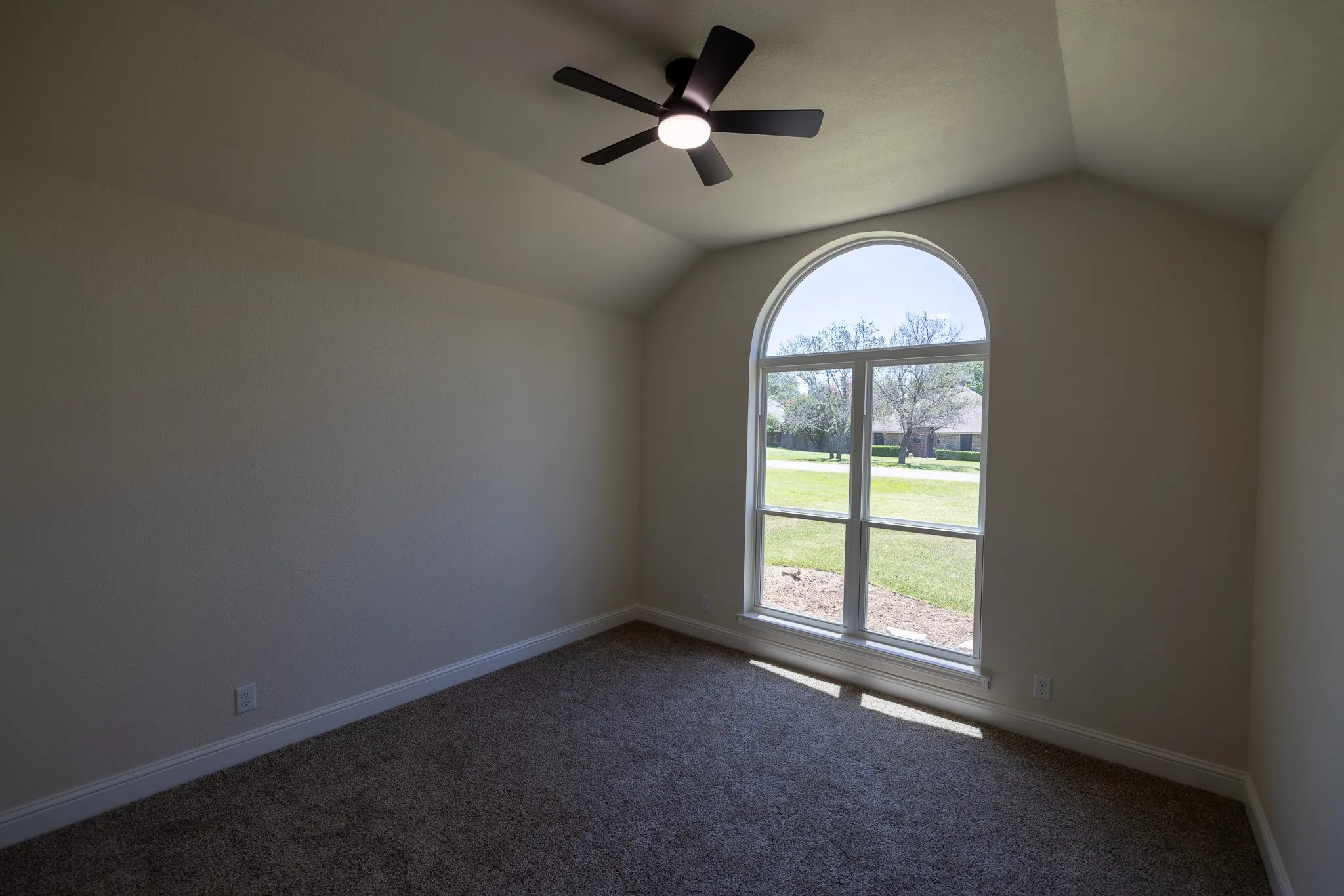 Single Family Residence For Sale in Hood County , 612 Aqua Vista Drive, Granbury, Texas 76049, 4 Bedroom, 2 Bathroom, 3 Garage spaces, 2,602 Sqft, built in 1984, mls#21322099, Real Estate Agent in Granbury, Homes For Sale in Hood county, Homes For Sale in Granbury, Realtor in Granbury Texas, Real Estate Brokerage Independent Realty Texas, Luminita Cordes Realtor