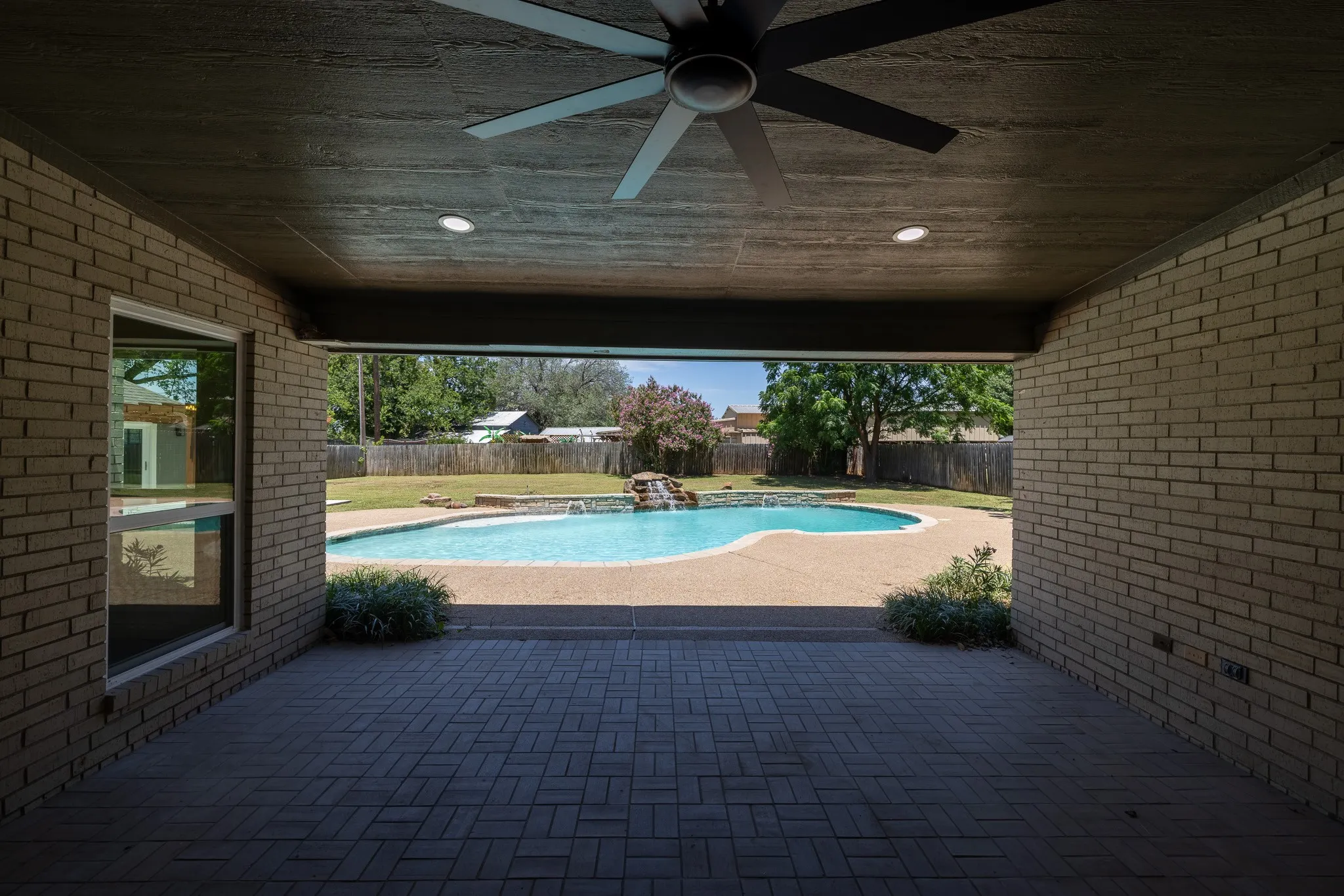 Single Family Residence For Sale in Hood County , 612 Aqua Vista Drive, Granbury, Texas 76049, 4 Bedroom, 2 Bathroom, 3 Garage spaces, 2,602 Sqft, built in 1984, mls#21322099, Real Estate Agent in Granbury, Homes For Sale in Hood county, Homes For Sale in Granbury, Realtor in Granbury Texas, Real Estate Brokerage Independent Realty Texas, Luminita Cordes Realtor