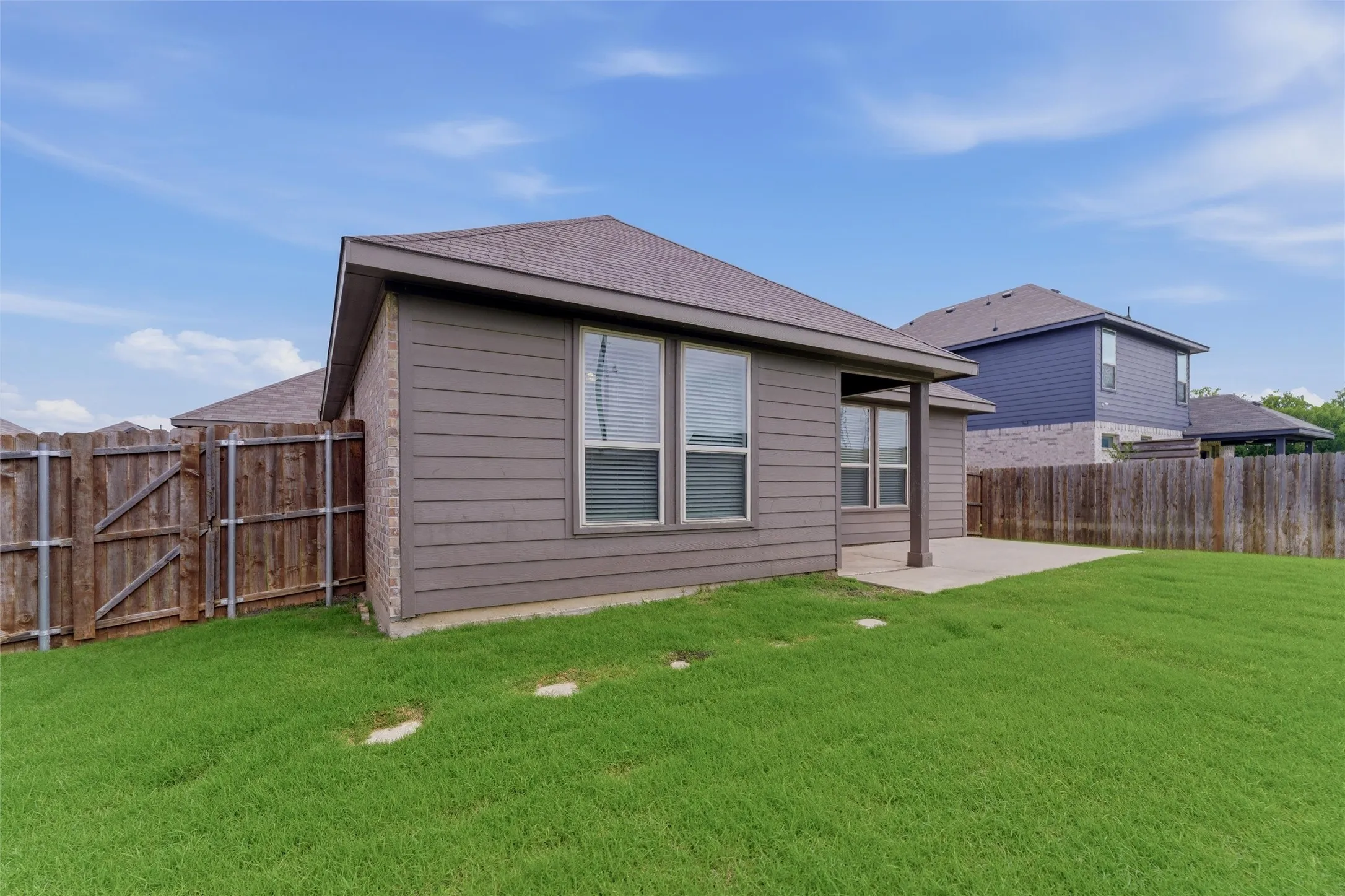 Single Family Residence For Rent in Grayson County , 305 Evans Drive, Van Alstyne, Texas 75495, 4 Bedrooms, 2 Bathrooms, 3 Garage spaces, 1,815 Sqft, built in 2020, Price $2,200, mls#21322142, Real Estate Agent in Van Alstyne, Homes For Rent in Grayson county, Homes For Rent in Van Alstyne, Realtor in Van Alstyne Texas, Real Estate Brokerage Independent Realty Texas, Luminita Cordes Realtor