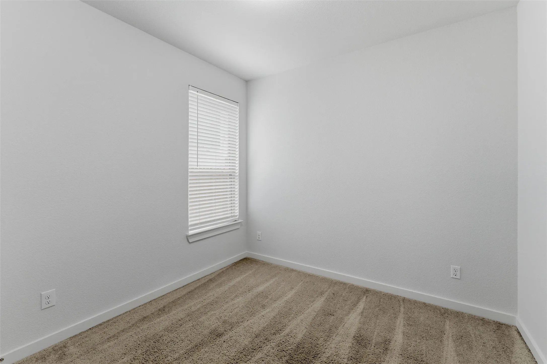 Single Family Residence For Rent in Grayson County , 305 Evans Drive, Van Alstyne, Texas 75495, 4 Bedrooms, 2 Bathrooms, 3 Garage spaces, 1,815 Sqft, built in 2020, Price $2,200, mls#21322142, Real Estate Agent in Van Alstyne, Homes For Rent in Grayson county, Homes For Rent in Van Alstyne, Realtor in Van Alstyne Texas, Real Estate Brokerage Independent Realty Texas, Luminita Cordes Realtor