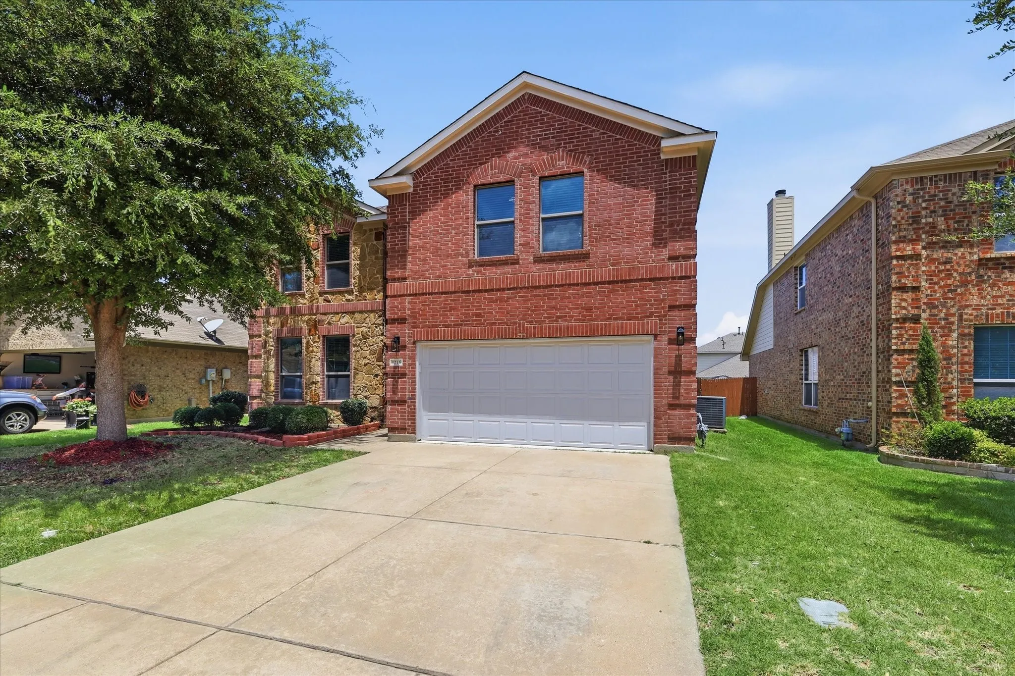 Single Family Residence For Sale in Tarrant County , 4216 Bridgestone Drive, Fort Worth, Texas 76123, 5 Bedroom, 3 Bathroom, 2 Garage spaces, 2,917 Sqft, built in 2012, mls#21270071, Real Estate Agent in Fort Worth, Homes For Sale in Tarrant county, Homes For Sale in Fort Worth, Realtor in Fort Worth Texas, Real Estate Brokerage Independent Realty Texas, Luminita Cordes Realtor