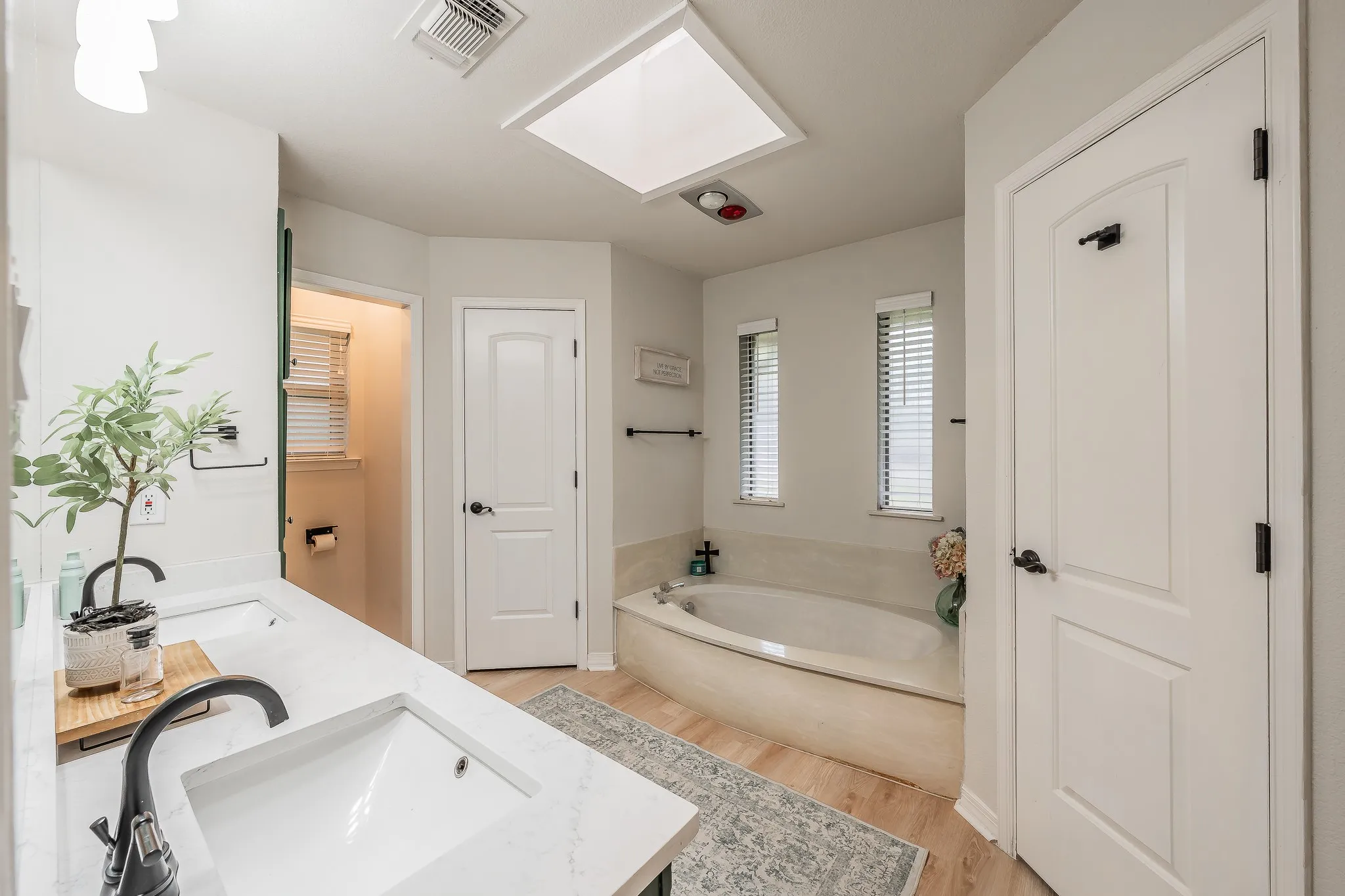 Single Family Residence For Sale in Tarrant County , 3416 Ainsworth Court, Arlington, Texas 76016, 4 Bedroom, 2 Bathroom, 2 Garage spaces, 2,019 Sqft, built in 1981, Price $400,000, mls#21321695, Real Estate Agent in Arlington, Homes For Sale in Tarrant county, Homes For Sale in Arlington, Realtor in Arlington Texas, Real Estate Brokerage Independent Realty Texas, Luminita Cordes Realtor