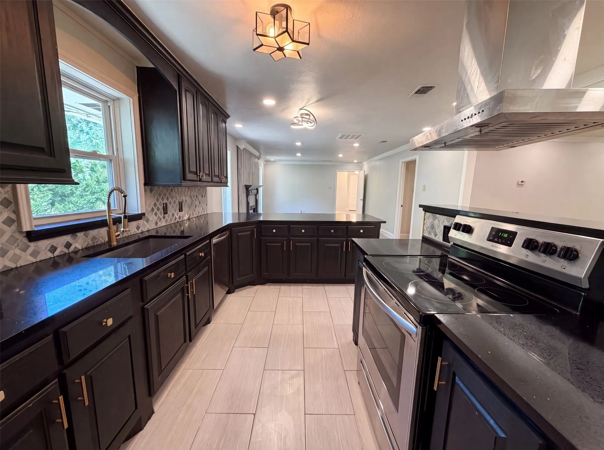 Single Family Residence For Sale in Dallas County , 3423 Willow Crest Lane, Dallas, Texas 75233, 4 Bedroom, 3 Bathroom, 2 Garage spaces, 2,689 Sqft, built in 1965, mls#21322147, Real Estate Agent in Dallas, Homes For Sale in Dallas county, Homes For Sale in Dallas, Realtor in Dallas Texas, Real Estate Brokerage Independent Realty Texas, Luminita Cordes Realtor