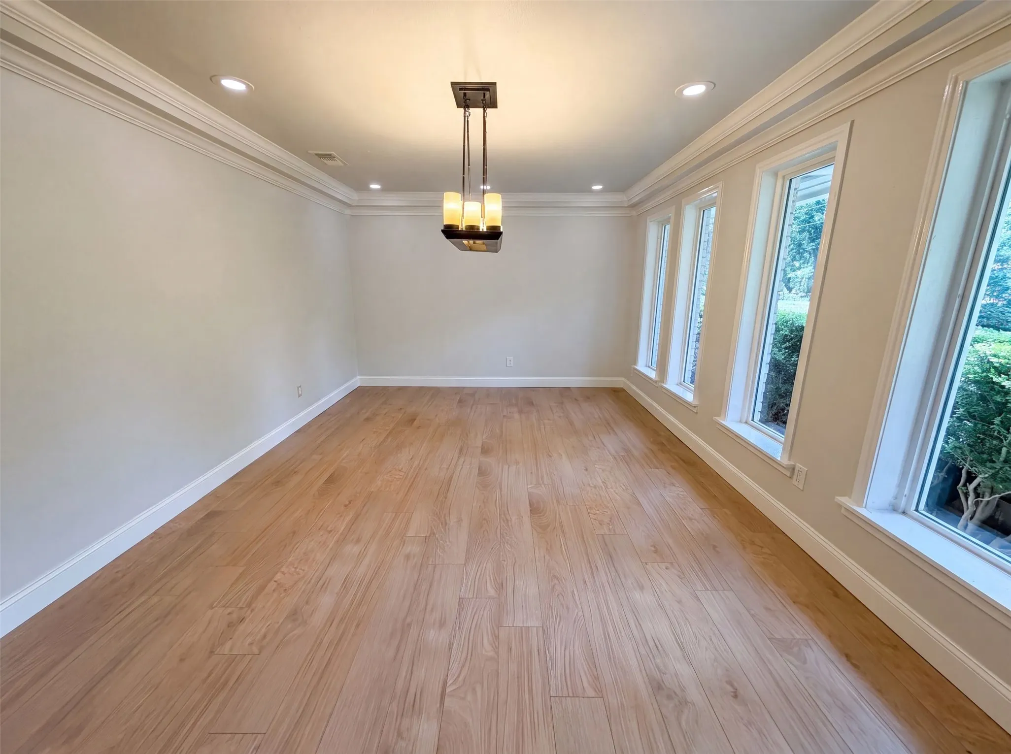 Single Family Residence For Sale in Dallas County , 3423 Willow Crest Lane, Dallas, Texas 75233, 4 Bedroom, 3 Bathroom, 2 Garage spaces, 2,689 Sqft, built in 1965, mls#21322147, Real Estate Agent in Dallas, Homes For Sale in Dallas county, Homes For Sale in Dallas, Realtor in Dallas Texas, Real Estate Brokerage Independent Realty Texas, Luminita Cordes Realtor