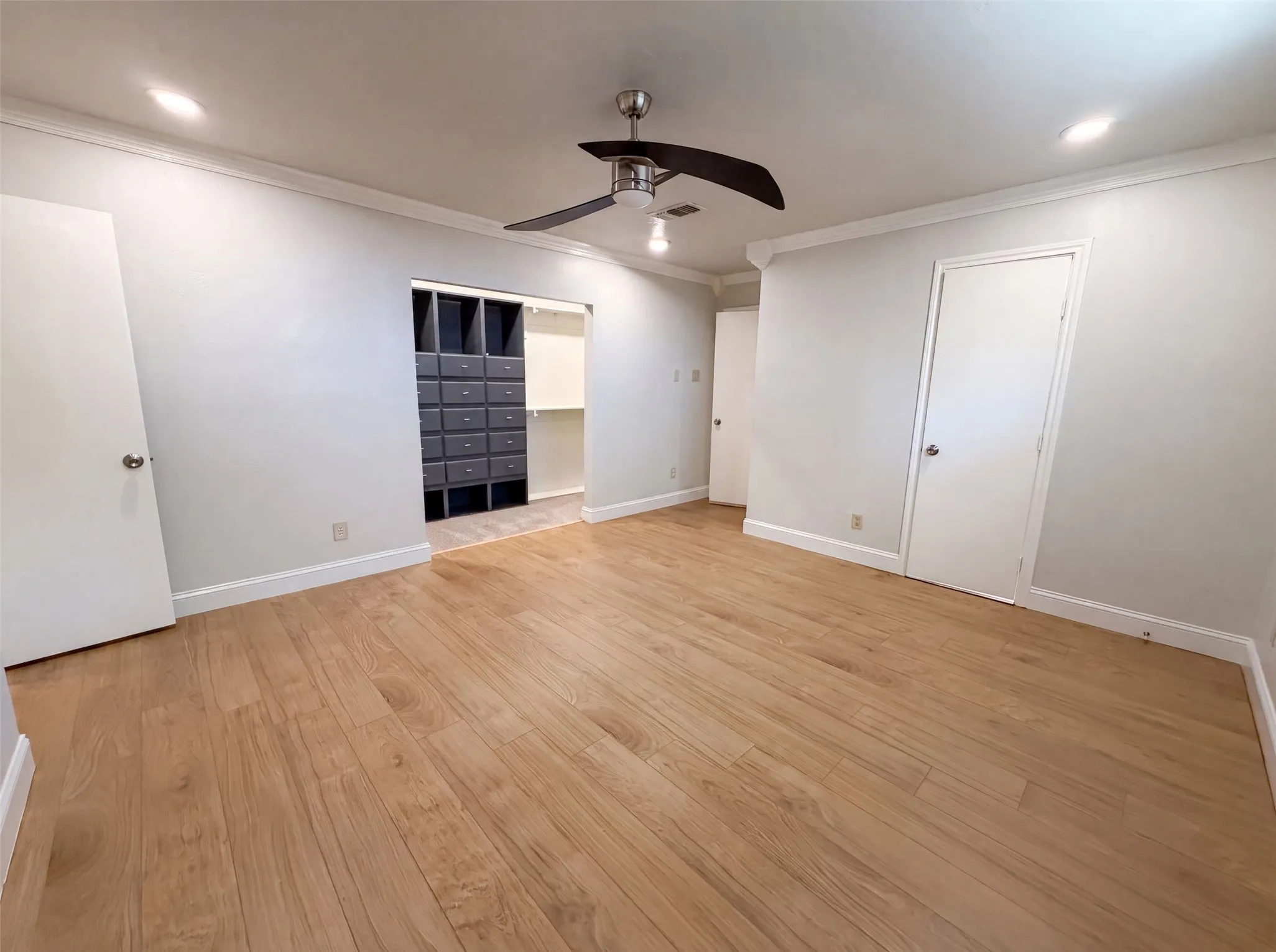 Single Family Residence For Sale in Dallas County , 3423 Willow Crest Lane, Dallas, Texas 75233, 4 Bedroom, 3 Bathroom, 2 Garage spaces, 2,689 Sqft, built in 1965, mls#21322147, Real Estate Agent in Dallas, Homes For Sale in Dallas county, Homes For Sale in Dallas, Realtor in Dallas Texas, Real Estate Brokerage Independent Realty Texas, Luminita Cordes Realtor