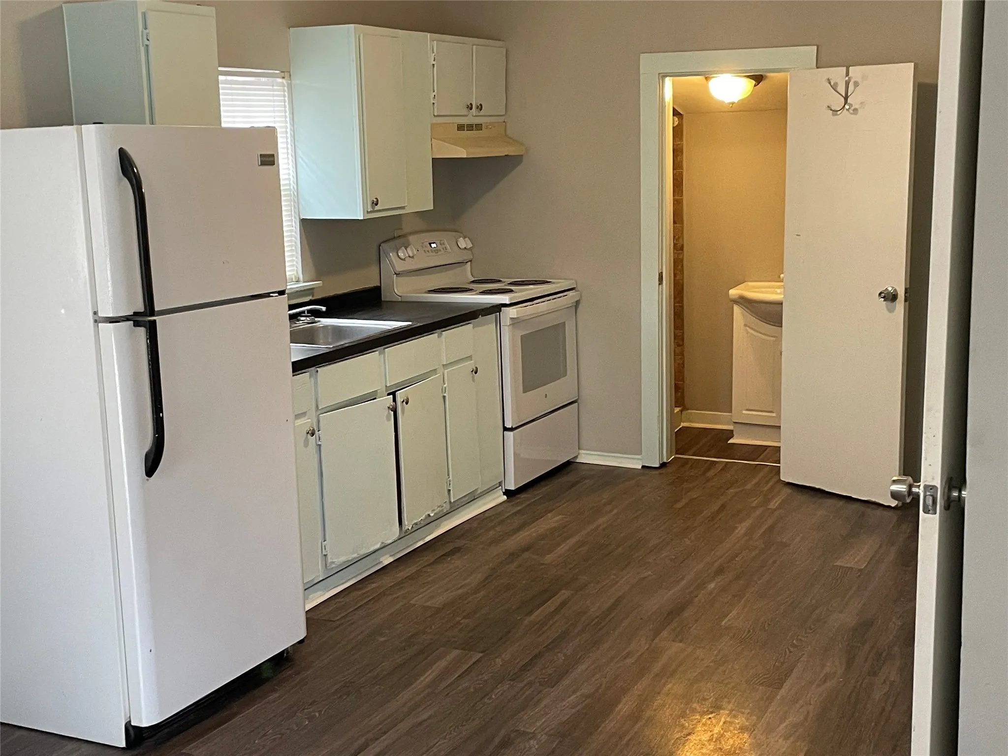 Single Family Residence For Rent in Dallas County , 1208 E 8th Street, Dallas, Texas 75203, 2 Bedroom, 1 Bathroom, Garage spaces, 678 Sqft, built in 1940, mls#21322157, Real Estate Agent in Dallas, Homes For Rent in Dallas county, Homes For Rent in Dallas, Realtor in Dallas Texas, Real Estate Brokerage Independent Realty Texas, Luminita Cordes Realtor
