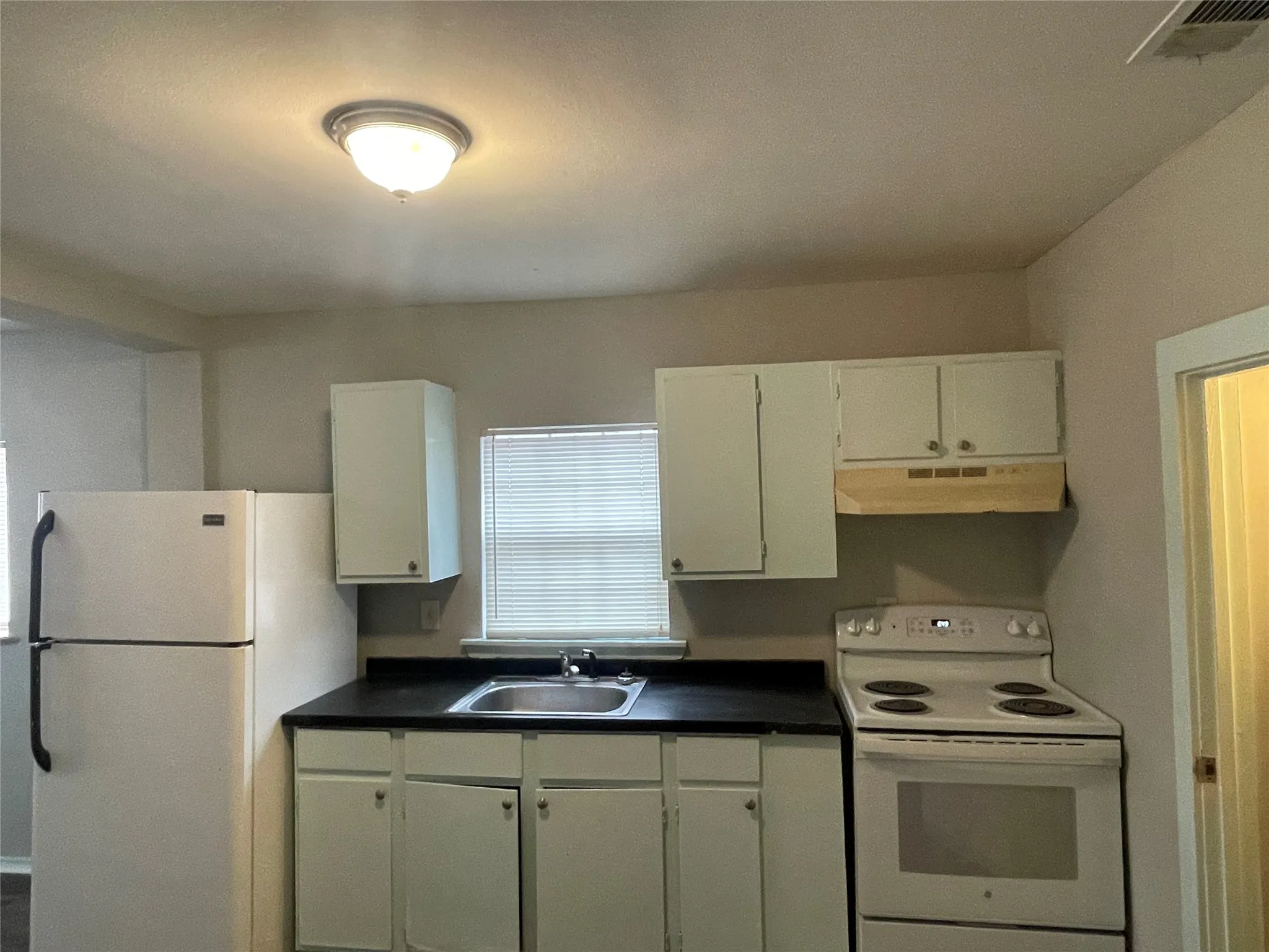 Single Family Residence For Rent in Dallas County , 1208 E 8th Street, Dallas, Texas 75203, 2 Bedroom, 1 Bathroom, Garage spaces, 678 Sqft, built in 1940, mls#21322157, Real Estate Agent in Dallas, Homes For Rent in Dallas county, Homes For Rent in Dallas, Realtor in Dallas Texas, Real Estate Brokerage Independent Realty Texas, Luminita Cordes Realtor