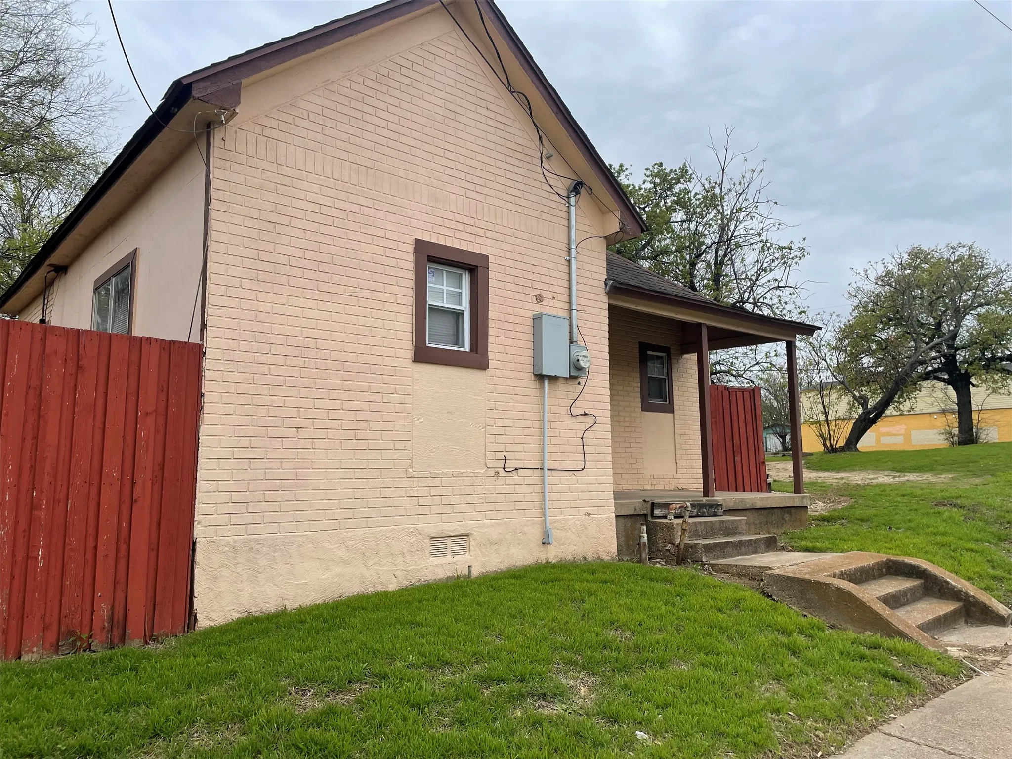 Single Family Residence For Rent in Dallas County , 1208 E 8th Street, Dallas, Texas 75203, 2 Bedroom, 1 Bathroom, Garage spaces, 678 Sqft, built in 1940, mls#21322157, Real Estate Agent in Dallas, Homes For Rent in Dallas county, Homes For Rent in Dallas, Realtor in Dallas Texas, Real Estate Brokerage Independent Realty Texas, Luminita Cordes Realtor