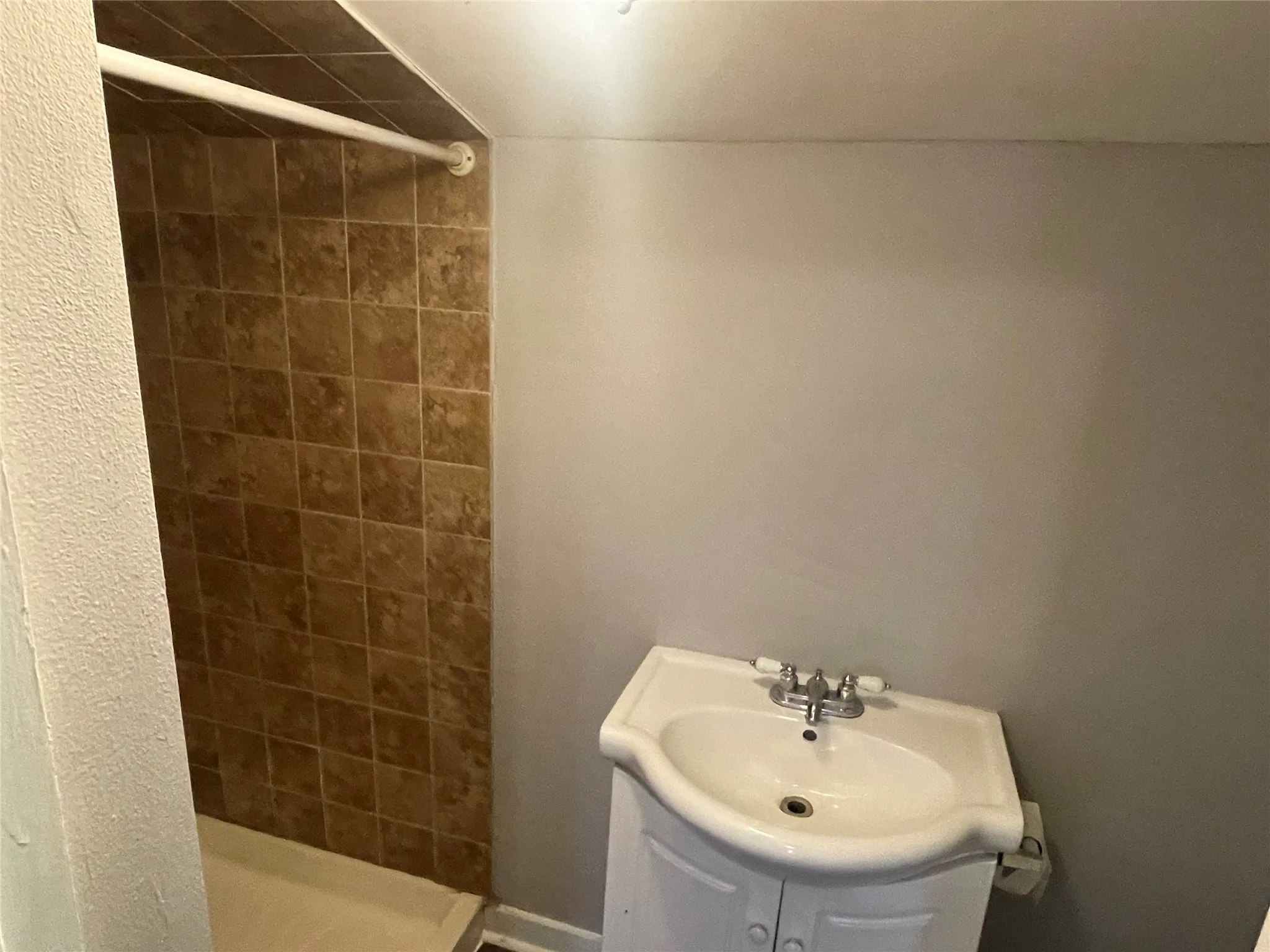 Single Family Residence For Rent in Dallas County , 1208 E 8th Street, Dallas, Texas 75203, 2 Bedroom, 1 Bathroom, Garage spaces, 678 Sqft, built in 1940, mls#21322157, Real Estate Agent in Dallas, Homes For Rent in Dallas county, Homes For Rent in Dallas, Realtor in Dallas Texas, Real Estate Brokerage Independent Realty Texas, Luminita Cordes Realtor
