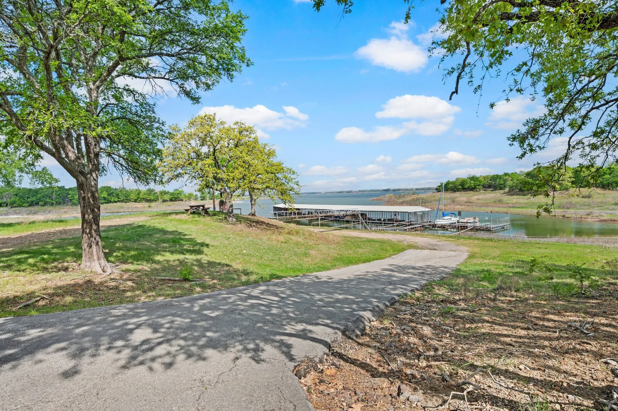 Single Family Residence For Sale in Tarrant County , 2523 Anglers Drive, Grapevine, Texas 76051, 3 Bedroom, 3 Bathroom, 2 Garage spaces, 3,562 Sqft, built in 1960, mls#21322132, Real Estate Agent in Grapevine, Homes For Sale in Tarrant county, Homes For Sale in Grapevine, Realtor in Grapevine Texas, Real Estate Brokerage Independent Realty Texas, Luminita Cordes Realtor