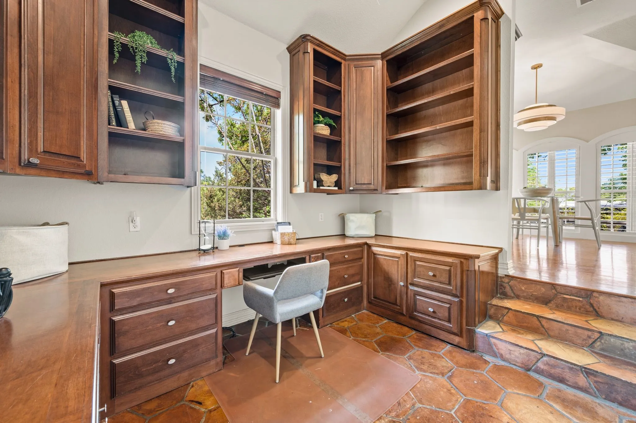 Single Family Residence For Sale in Tarrant County , 2523 Anglers Drive, Grapevine, Texas 76051, 3 Bedroom, 3 Bathroom, 2 Garage spaces, 3,562 Sqft, built in 1960, mls#21322132, Real Estate Agent in Grapevine, Homes For Sale in Tarrant county, Homes For Sale in Grapevine, Realtor in Grapevine Texas, Real Estate Brokerage Independent Realty Texas, Luminita Cordes Realtor