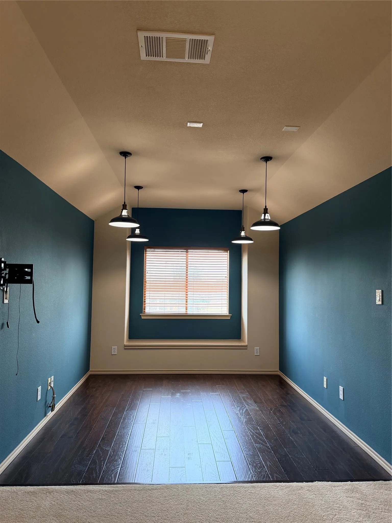 Single Family Residence For Rent in Tarrant County , 1716 Deer Crossing Drive, Arlington, Texas 76002, 3 Bedroom, 3 Bathroom, 2 Garage spaces, 2,417 Sqft, built in 2008, mls#21322138, Real Estate Agent in Arlington, Homes For Rent in Tarrant county, Homes For Rent in Arlington, Realtor in Arlington Texas, Real Estate Brokerage Independent Realty Texas, Luminita Cordes Realtor