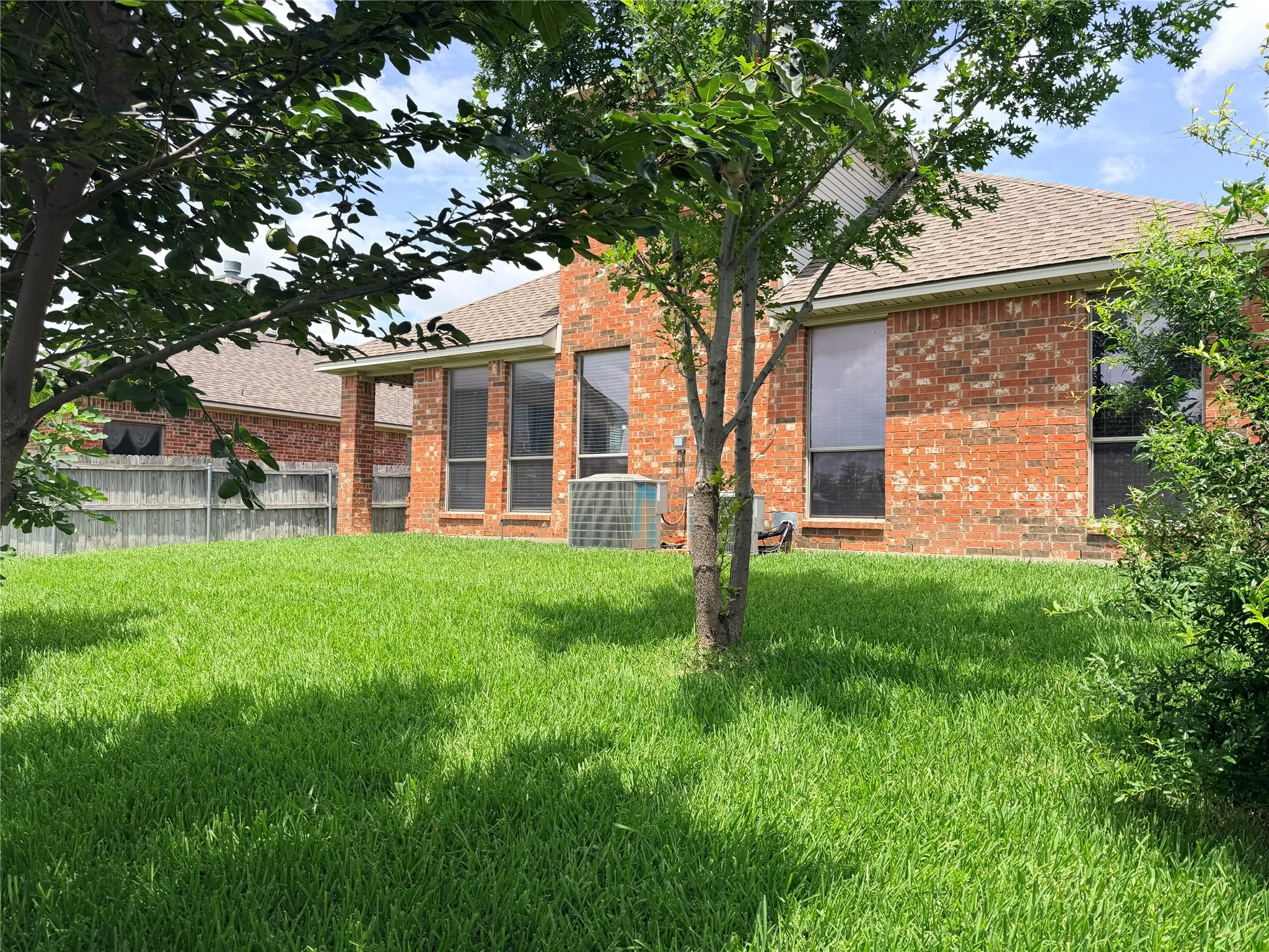 Single Family Residence For Rent in Tarrant County , 1716 Deer Crossing Drive, Arlington, Texas 76002, 3 Bedroom, 3 Bathroom, 2 Garage spaces, 2,417 Sqft, built in 2008, mls#21322138, Real Estate Agent in Arlington, Homes For Rent in Tarrant county, Homes For Rent in Arlington, Realtor in Arlington Texas, Real Estate Brokerage Independent Realty Texas, Luminita Cordes Realtor