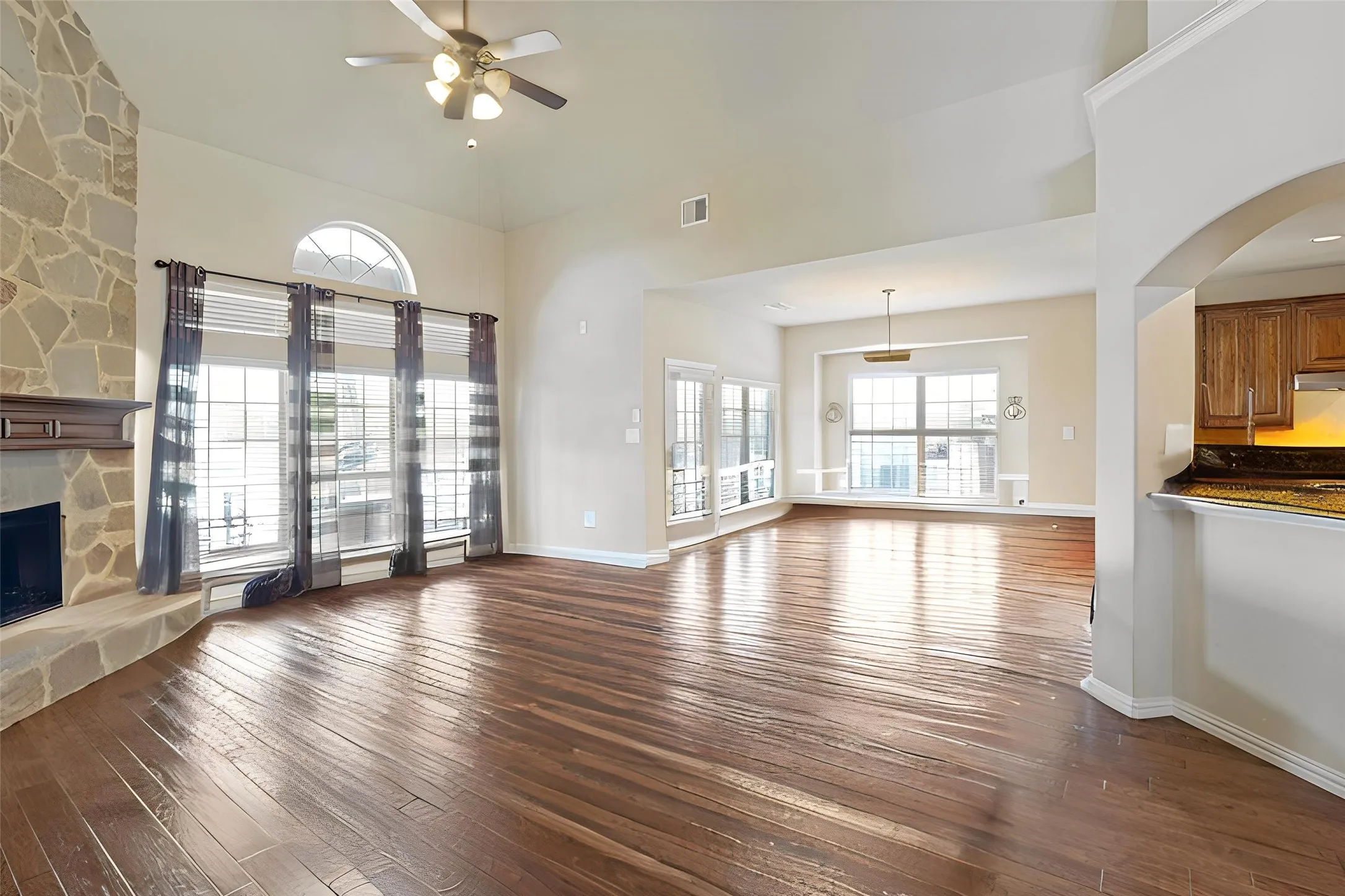 Single Family Residence For Sale in Ellis County , 3022 Le Manns Street, Midlothian, Texas 76065, 5 Bedroom, 4 Bathroom, 3 Garage spaces, 4,177 Sqft, built in 2016, mls#21322155, Real Estate Agent in Midlothian, Homes For Sale in Ellis county, Homes For Sale in Midlothian, Realtor in Midlothian Texas, Real Estate Brokerage Independent Realty Texas, Luminita Cordes Realtor