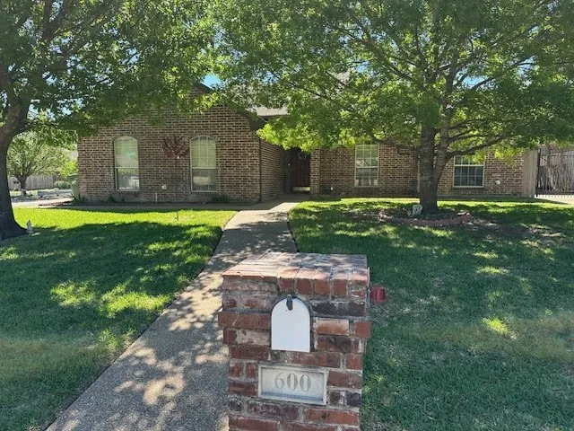 Single Family Residence For Sale in Mc Lennan County , 600 Durango Circle, Hewitt, Texas 76643, 3 Bedroom, 2 Bathroom, 2 Garage spaces, 1,828 Sqft, built in 2000, mls#21230376, Real Estate Agent in Hewitt, Homes For Sale in Mc Lennan county, Homes For Sale in Hewitt, Realtor in Hewitt Texas, Real Estate Brokerage Independent Realty Texas, Luminita Cordes Realtor