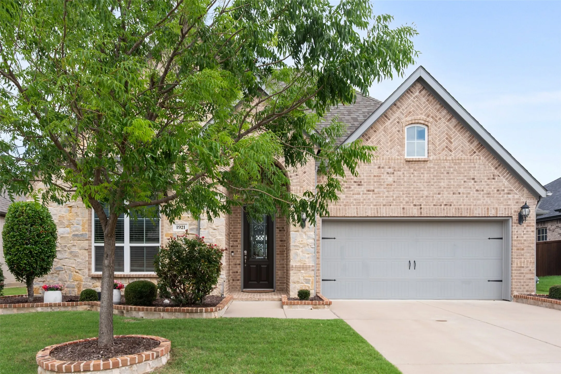 Single Family Residence For Sale in Tarrant County , 1921 Middleton Drive, Mansfield, Texas 76063, 4 Bedroom, 3 Bathroom, 2 Garage spaces, 2,921 Sqft, built in 2019, mls#21138456, Real Estate Agent in Mansfield, Homes For Sale in Tarrant county, Homes For Sale in Mansfield, Realtor in Mansfield Texas, Real Estate Brokerage Independent Realty Texas, Luminita Cordes Realtor